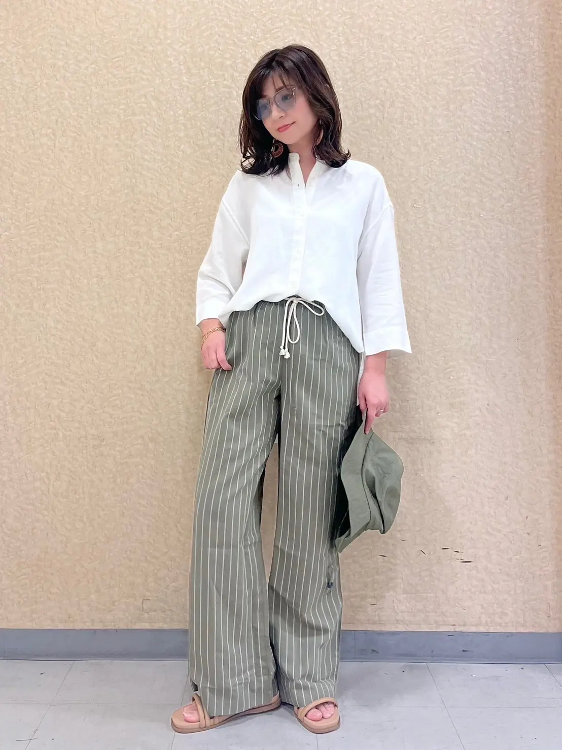 ユニクロ　リネンブレンドイージーパンツ　オリーブ　シャツコーデ