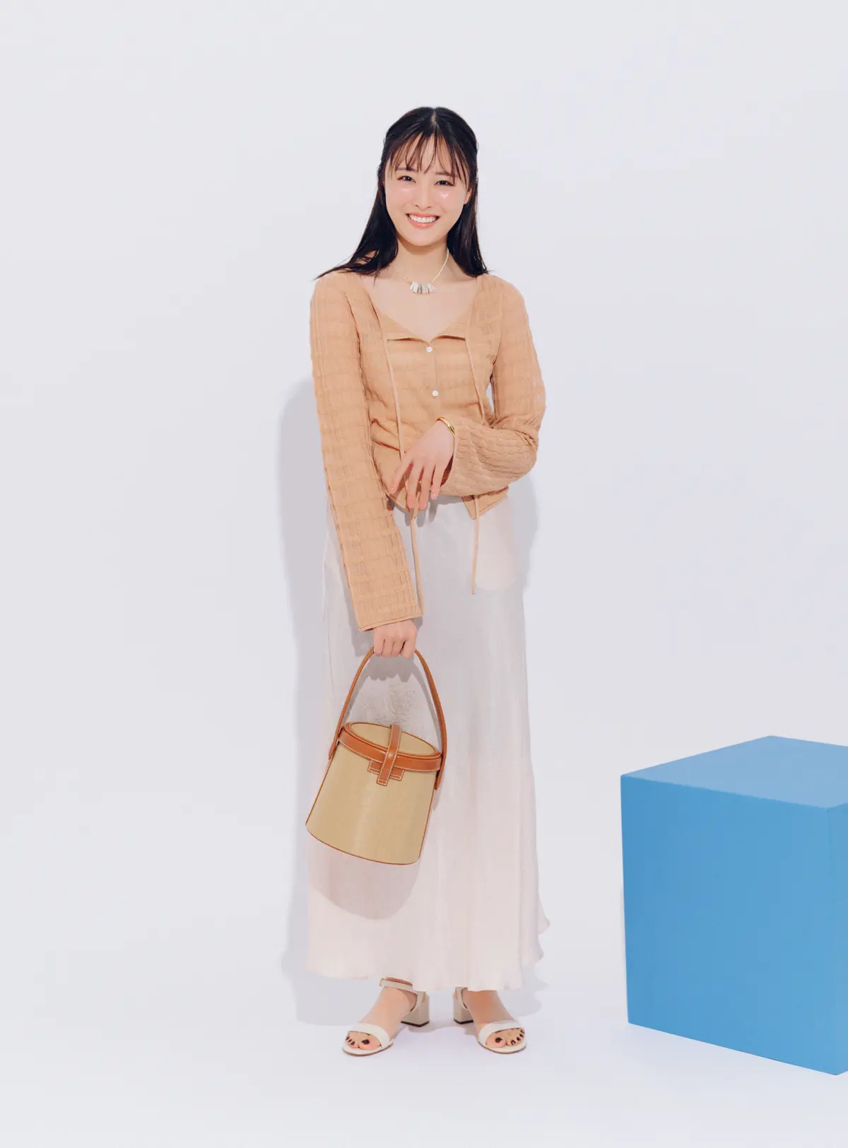 大友花恋　カーディガンとスカートコーデ　全身