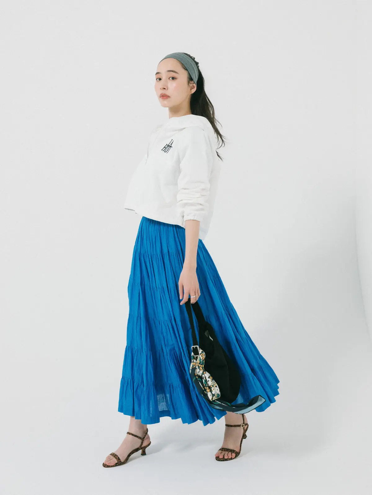 初夏の気分を高める、明快なホワイト×ブルー配色