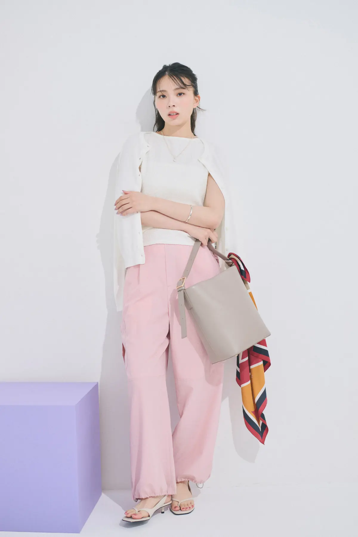 川口ゆりな　アンサンブルとパンツ　全身コーデ