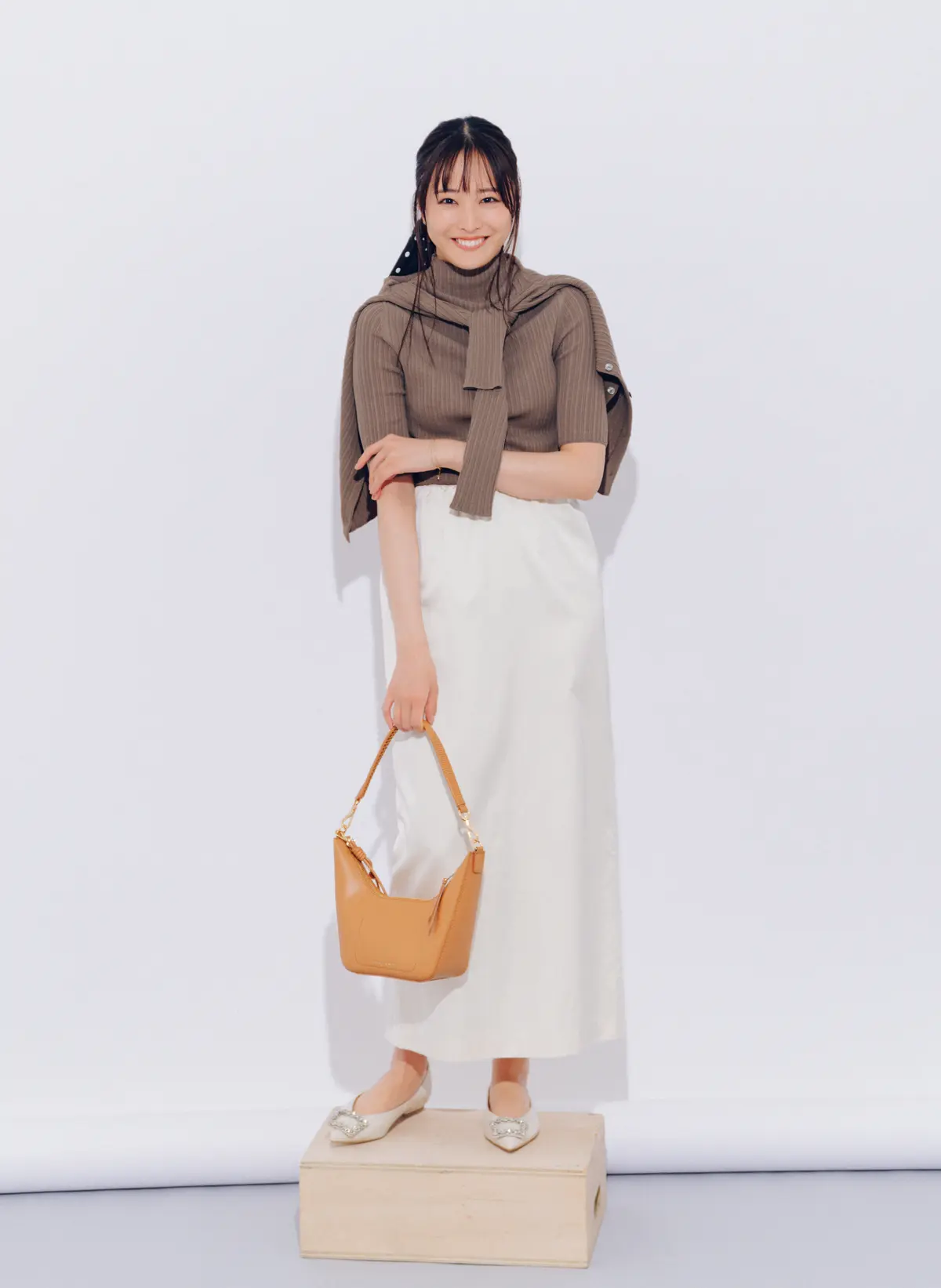 大友花恋　ニットとスカートコーデ　全身