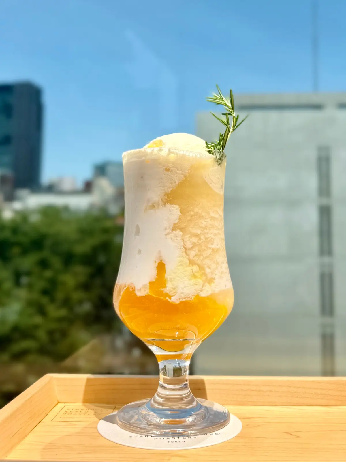「ティバーナ™ フローズン パイナップル コナ ポップ」/2階 ティバーナ™ バー