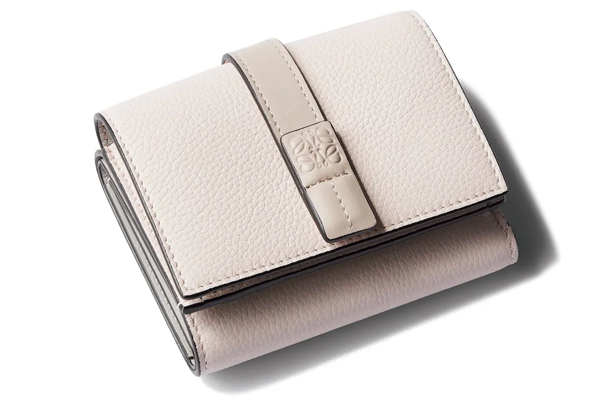 ロエベ「トライフォールド ウォレット」