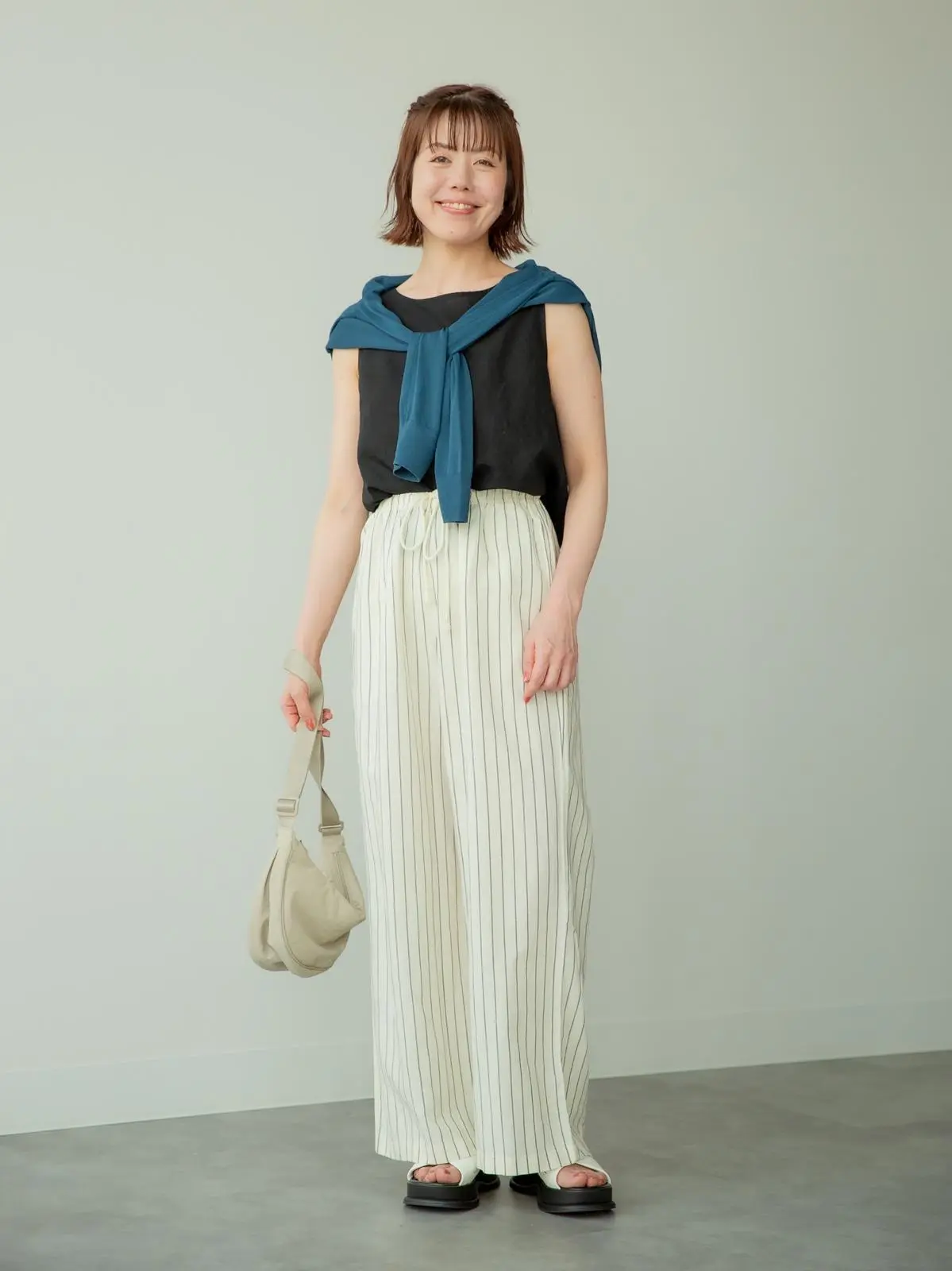 ユニクロ　リネンブレンドイージーパンツ　ホワイト　ニットコーデ