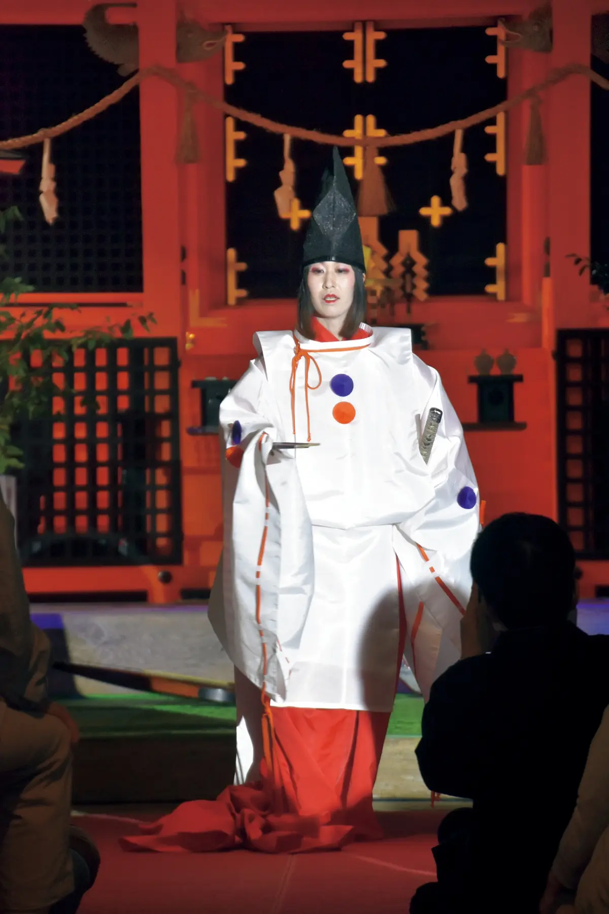 奉納舞踊を披露する荒木映里奈さん