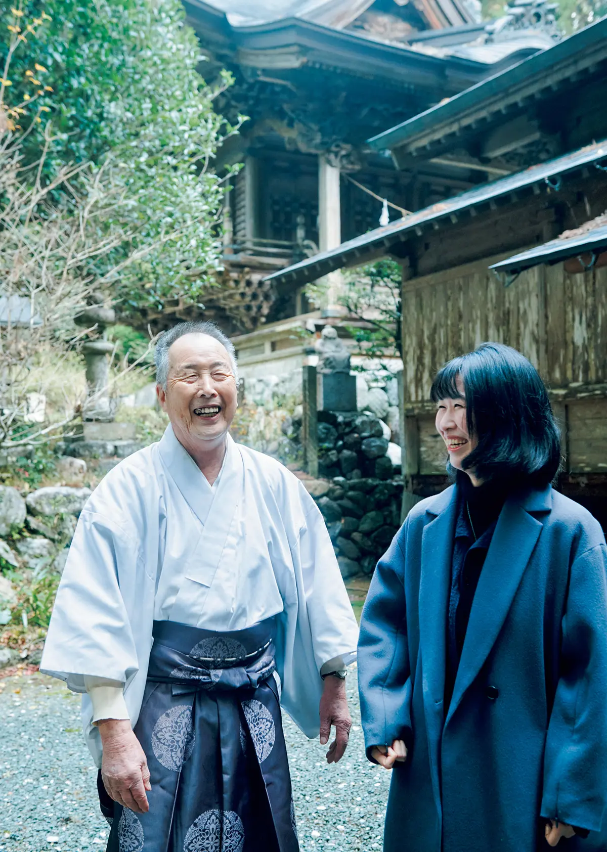 『若一王子宮』の宮司さんと女性