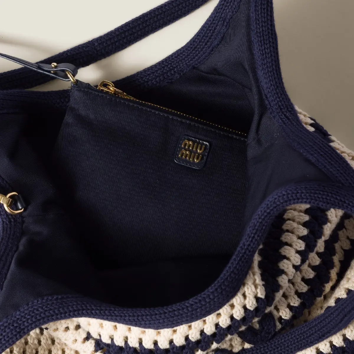 ミュウミュウのクロシェバッグ、内側のポーチ