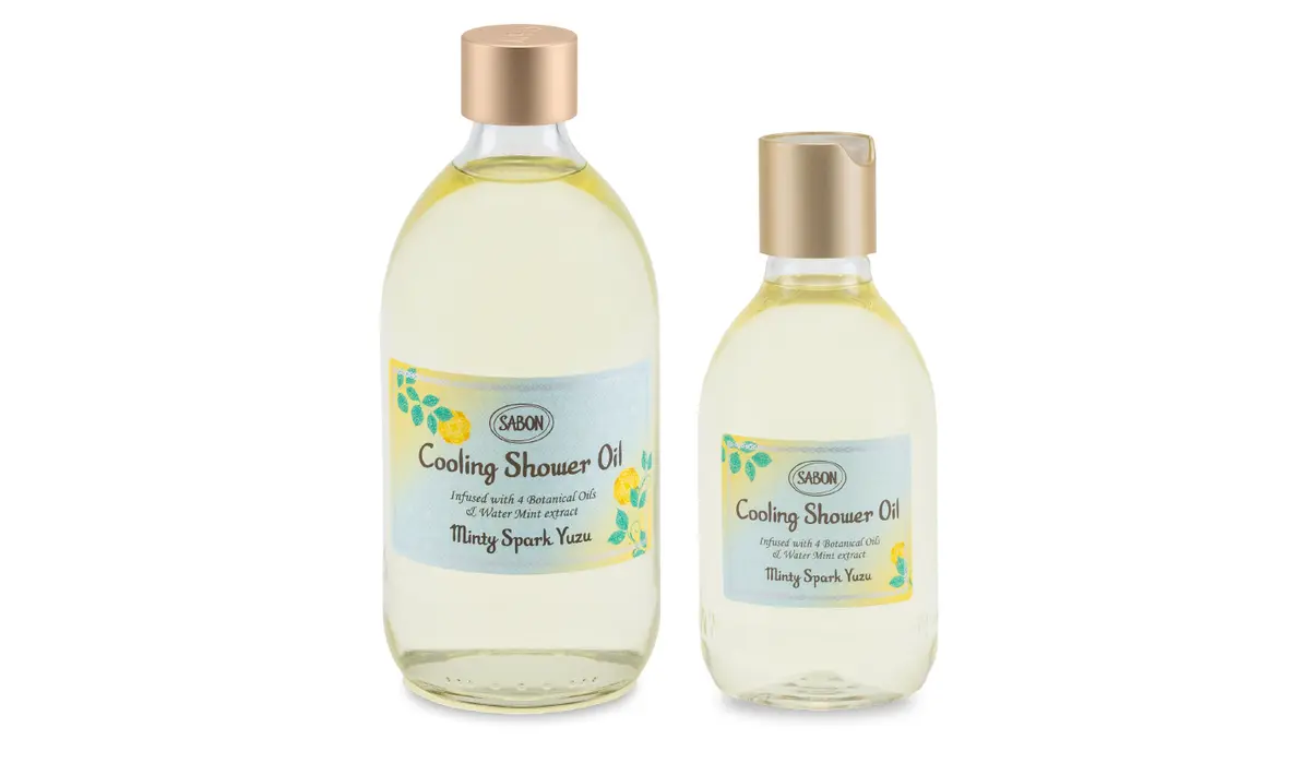爽快でフレッシュな「ミンティスパーク・ユズ」の香りで全身を包み込み、いやしのひとときを。  SABON 左から、シャワーオイル スパークリング・ユズ 500mL ¥5390、同 300mL ￥3740<限定発売＞