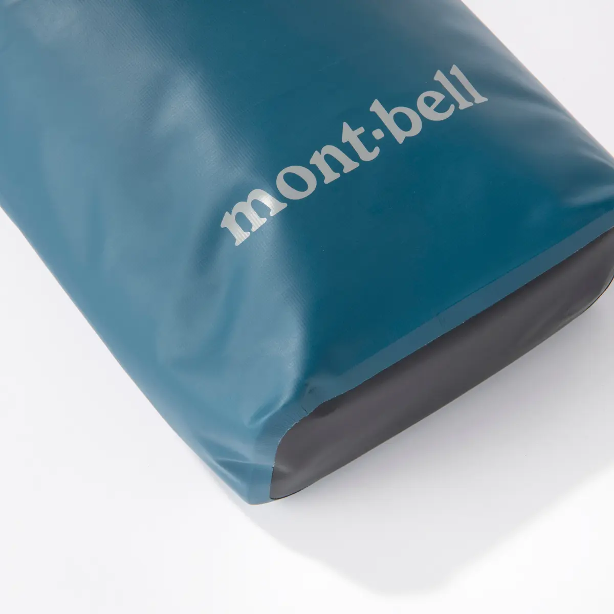 『モンベル』のクールバッグのマチ