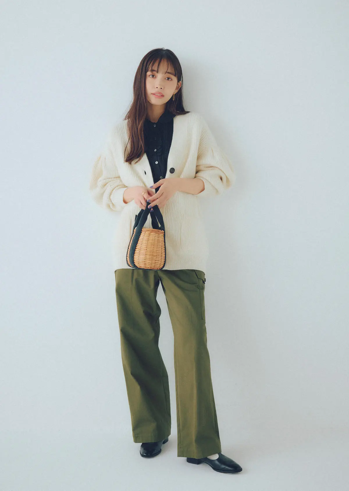 カーキ色カーゴパンツ×白カーディガンのコーデ