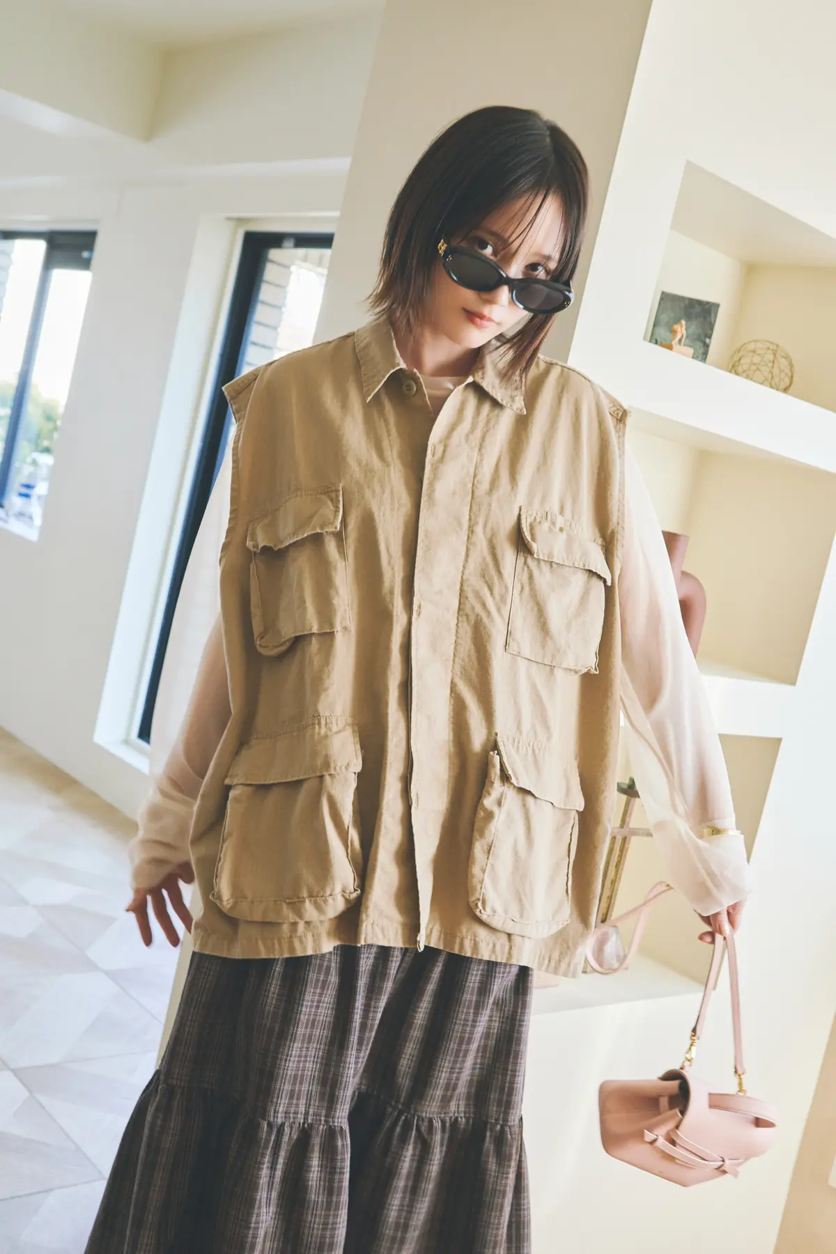 本田翼　ミリタリーベストとチェック柄ロンスカのコーデ