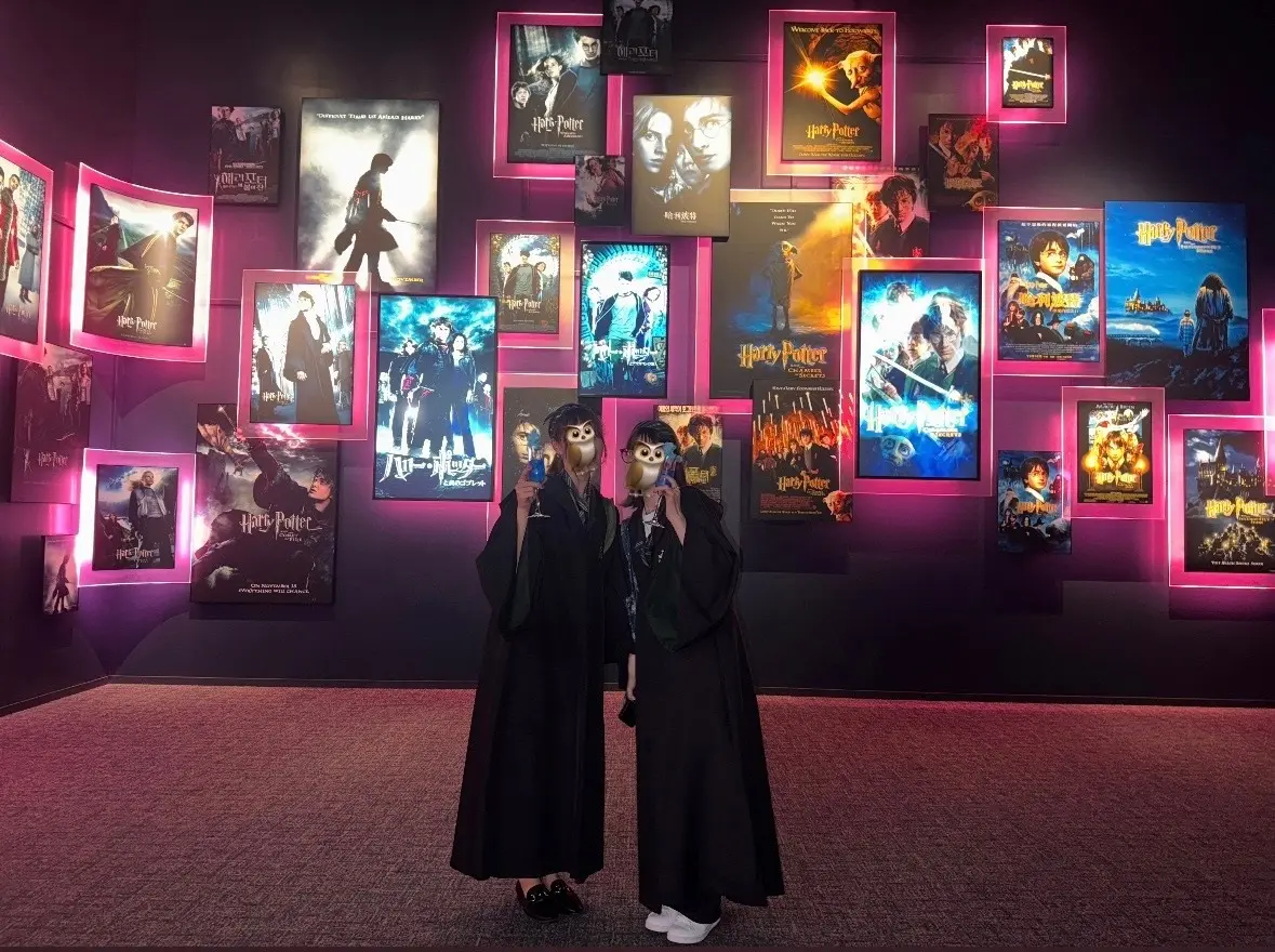スタジオツアー東京ハリーポッターを楽しむ女性