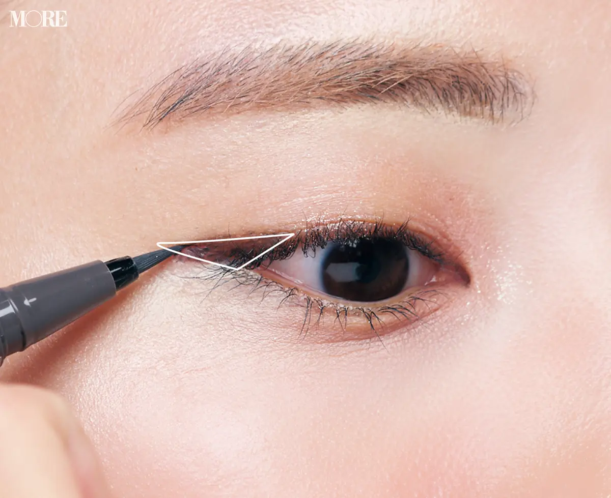 アイラインを目尻にひいている目元