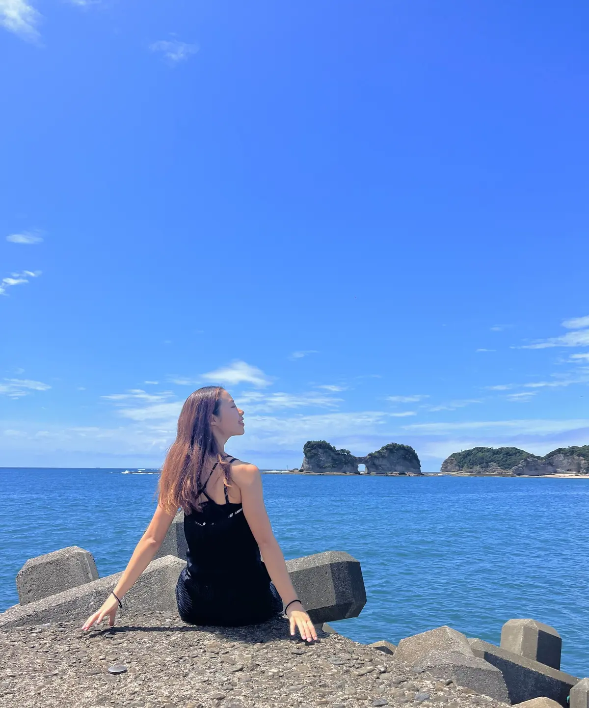 海辺でたたずむレイカさん