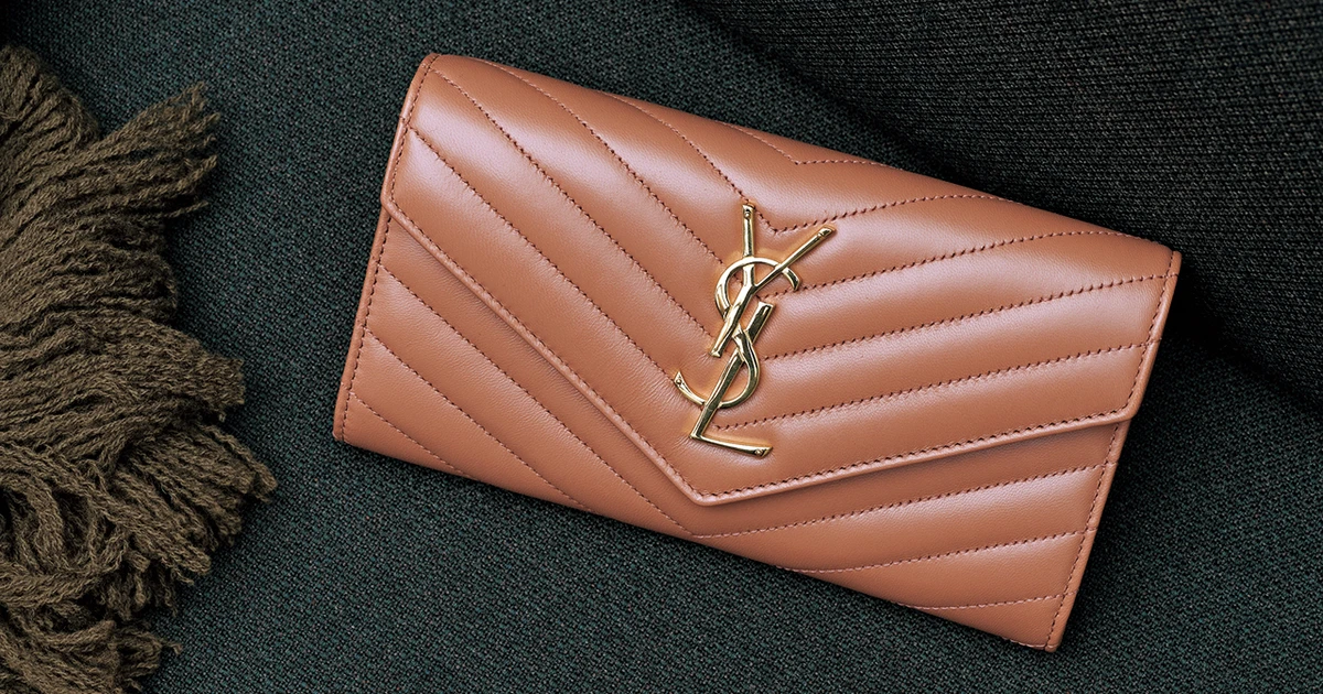 サンローラン』の開運財布2選。V字デザインが“ポジティブな私”へ