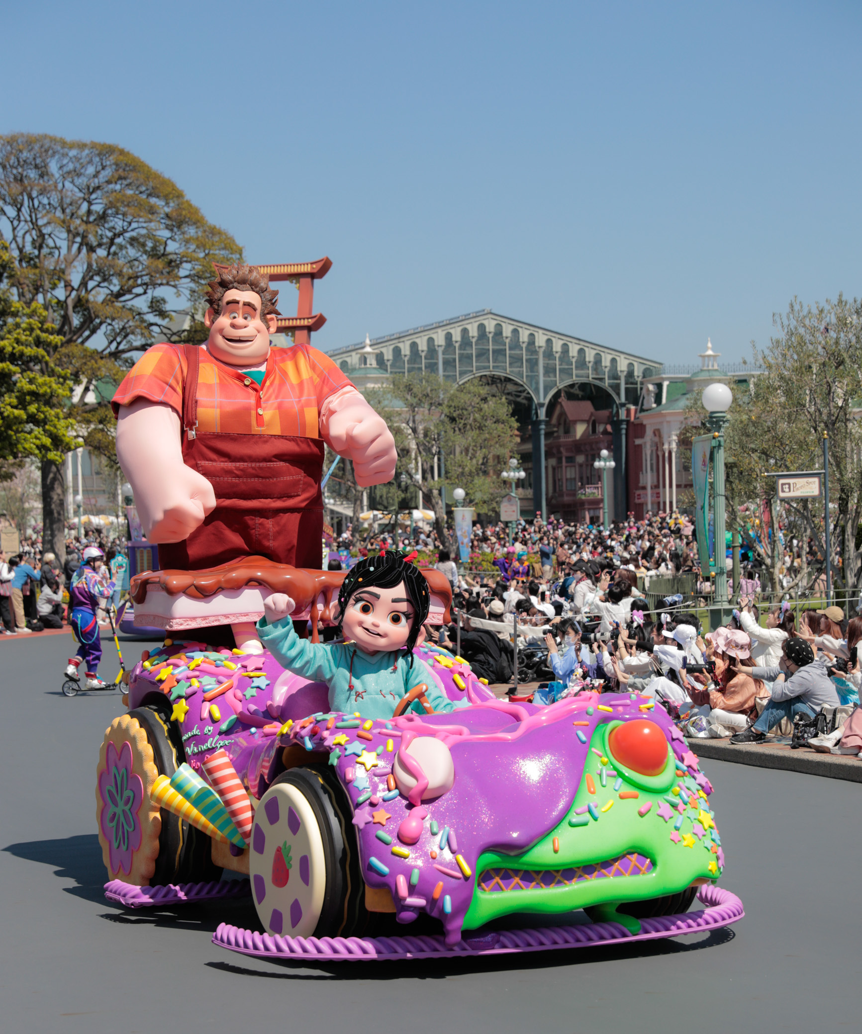 東京ディズニーランドのハーモニーインカラーに登場したシュガーラッシュのヴァネロペとラルフ