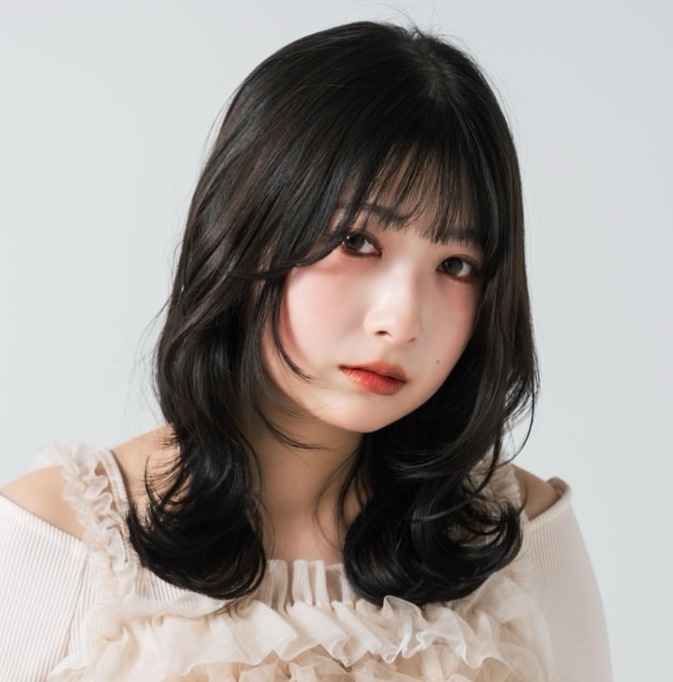 【伸ばしかけヘアにもおすすめ‼︎】ふんわりレイヤーのくびれミディアムでマンネリ打破！