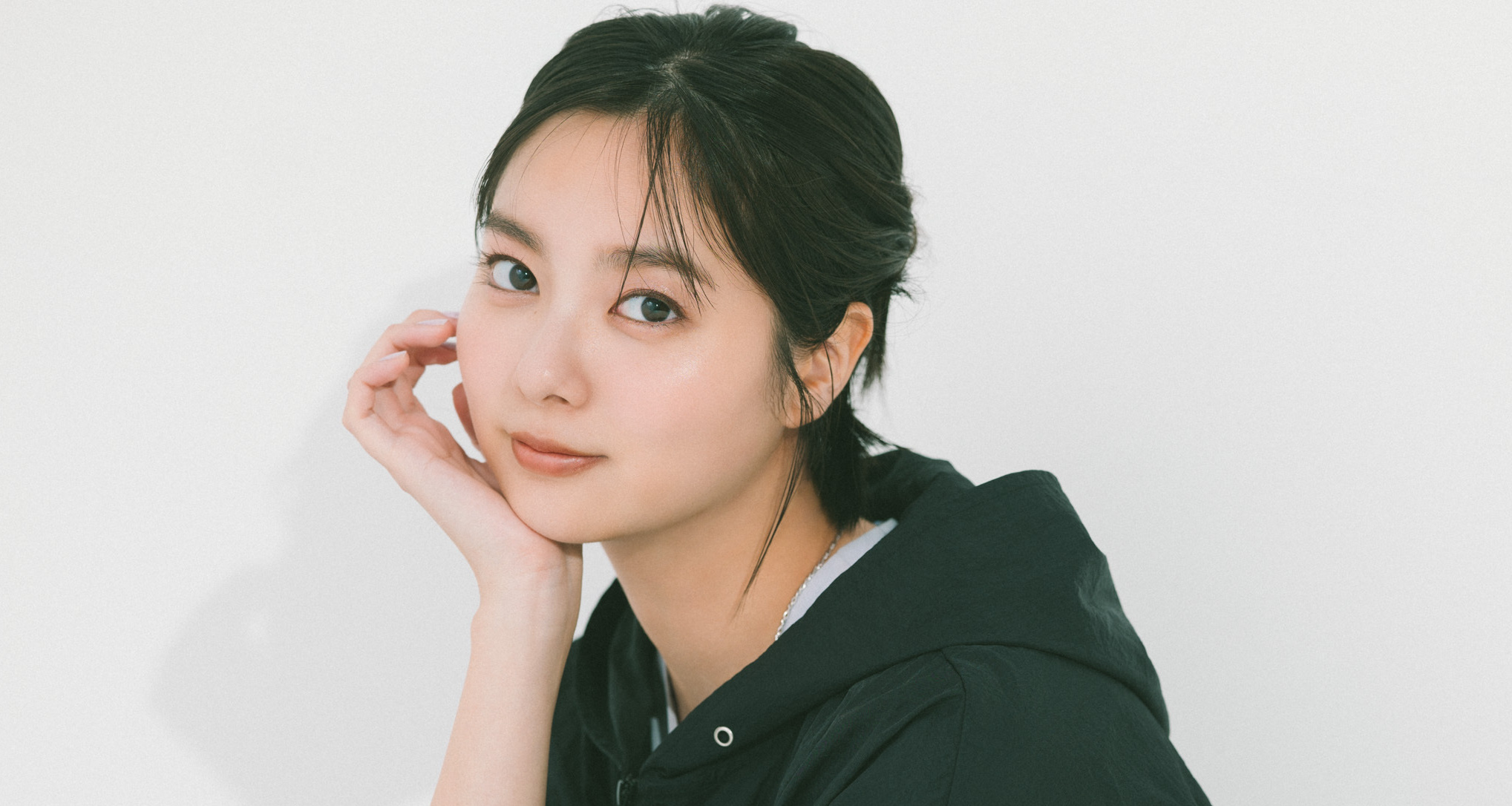 【新川優愛の通勤コーデ】揺れるロングワンピースをブルゾンでこなれて見せて