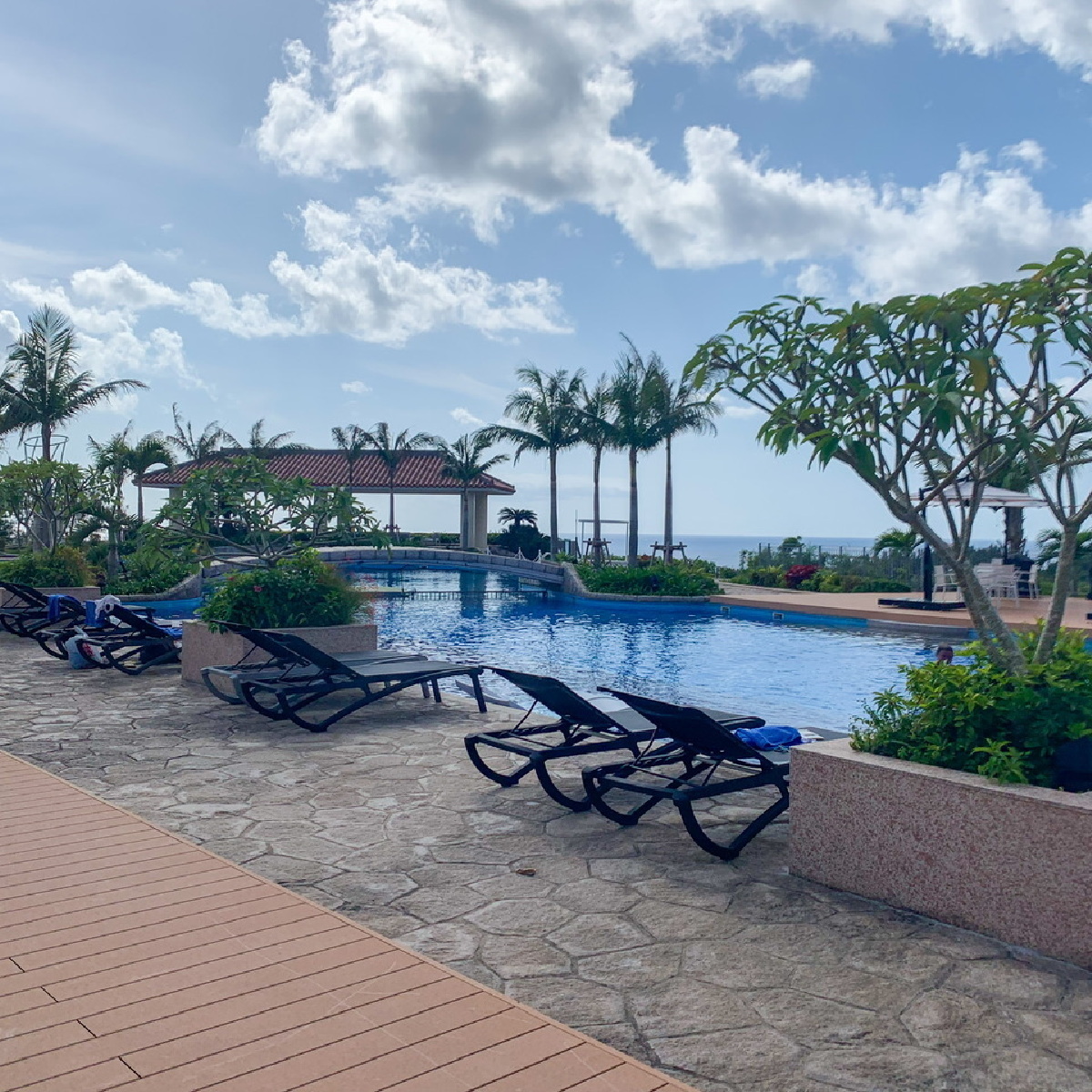 〈オリエンタルホテル沖縄〉ガーデンプール：オーシャンビューと極上のナイトプール・サウナでのリラックスタイム
