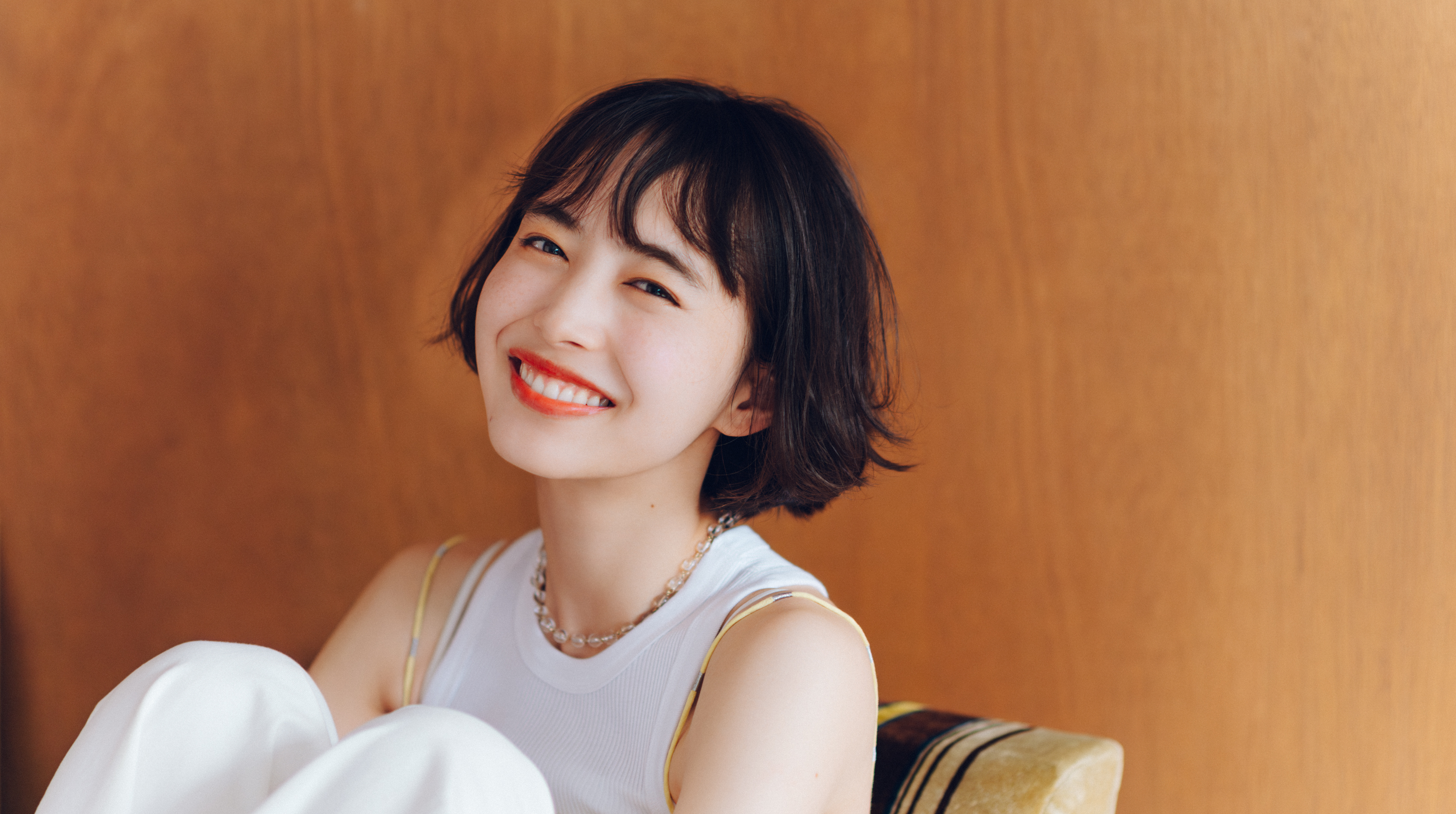 【井桁弘恵の休日コーデ】白タンクにイエローキャミを重ねて好印象ゲット