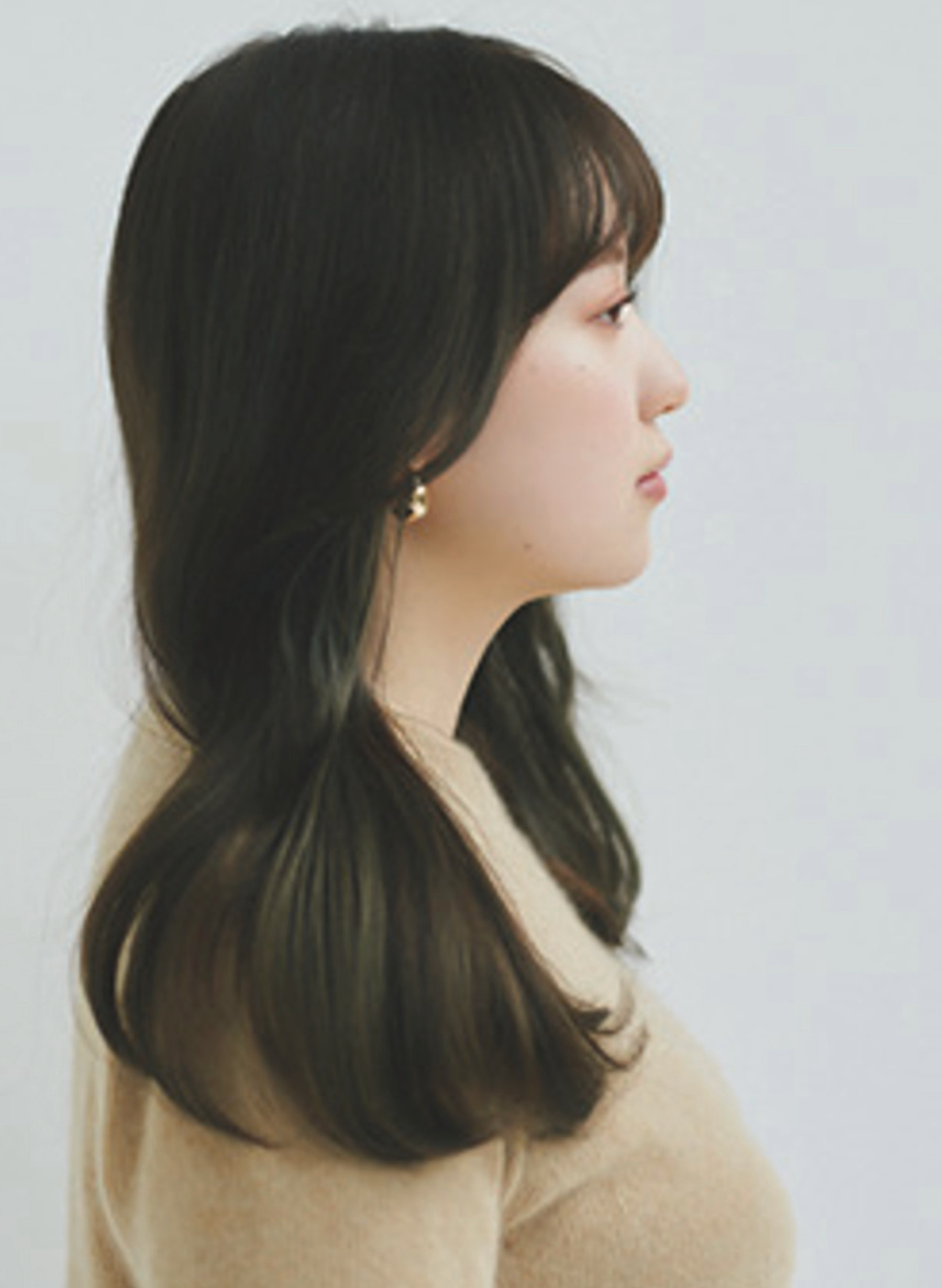 ひし形シルエットのくびれヘアの女性のモデルカットのアザー
