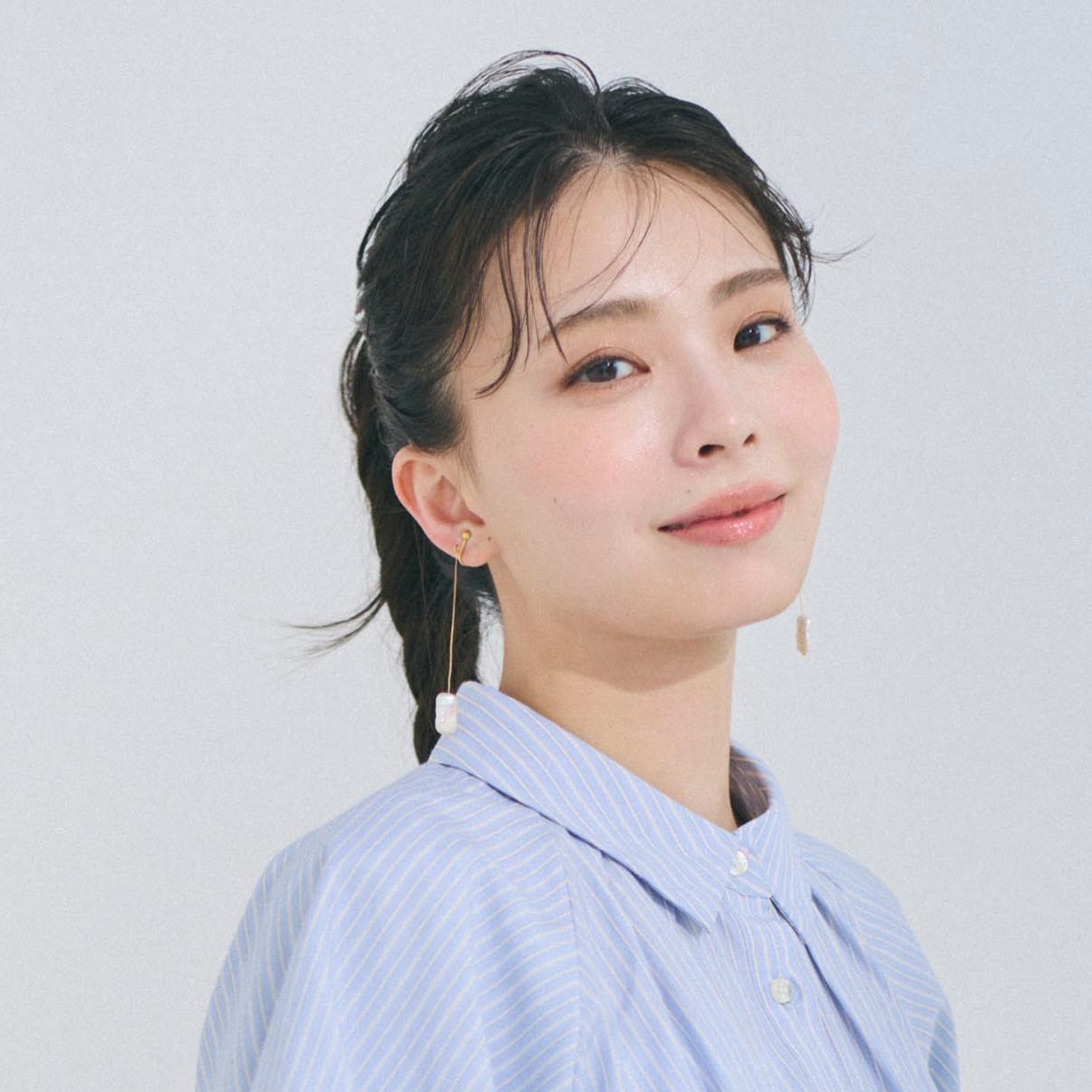 【川口ゆりなの通勤コーデ】“瞬時に着やせ”はウエストきゅっなシャツが叶えてくれる