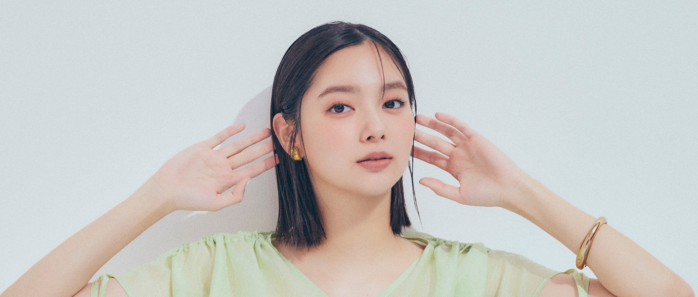 【新川優愛の通勤コーデ】機能性セットアップなら清涼感と動きやすさを兼備