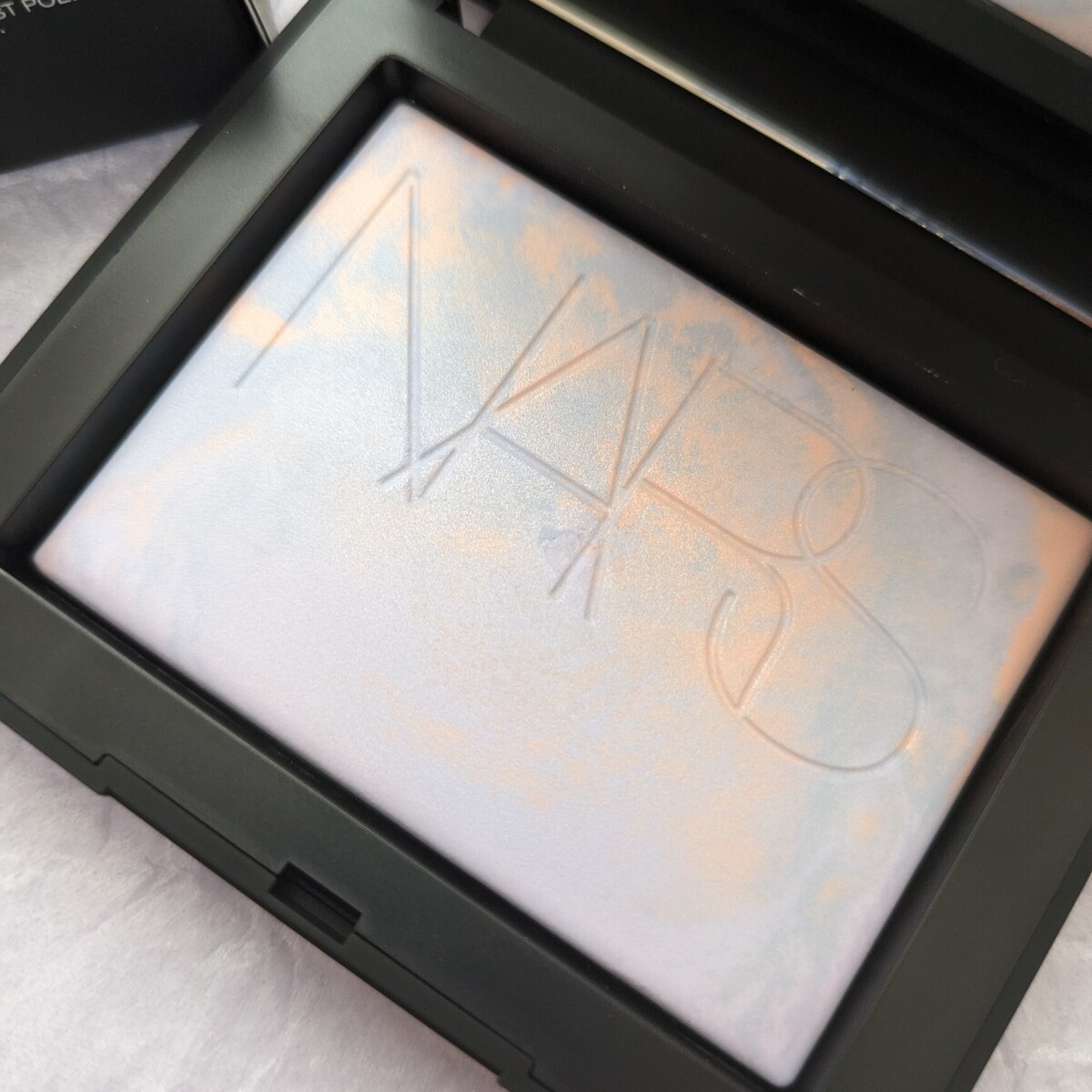 透明感爆誕！SNS話題になり数日で即完売した【NARS（ナーズ）】数量限定リフ粉が再販！