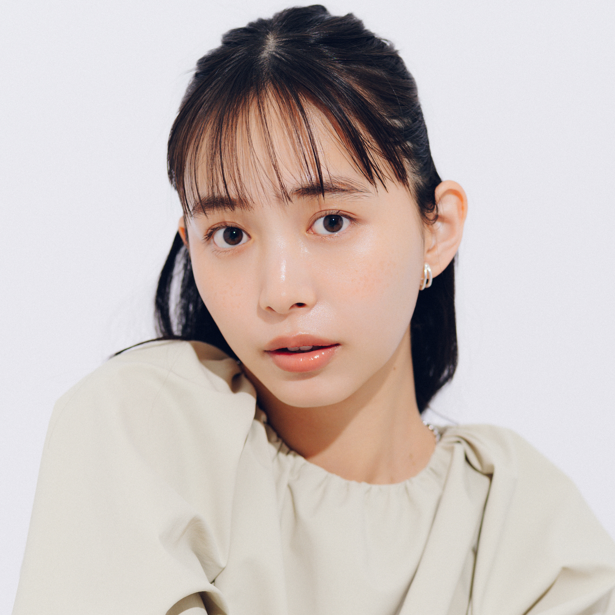 【井桁弘恵の通勤コーデ】まろやかカラーでまとめた全方位好感度コーデ