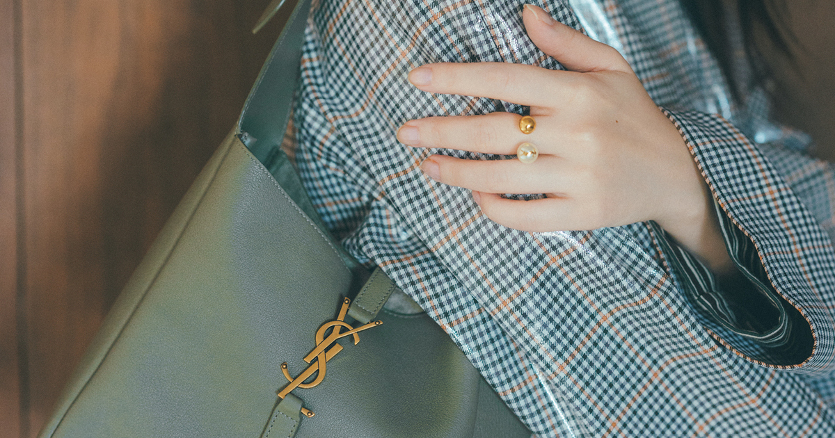 【サンローランの名品】ブランドの原点ともいえる「カサンドラ」ロゴの魅力