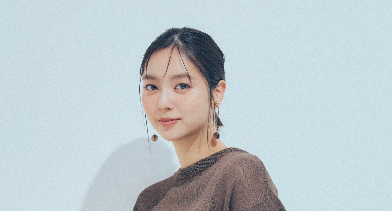 【新川優愛の通勤コーデ】“両A面仕様”なプルオーバーがあれば360度美人見え♡