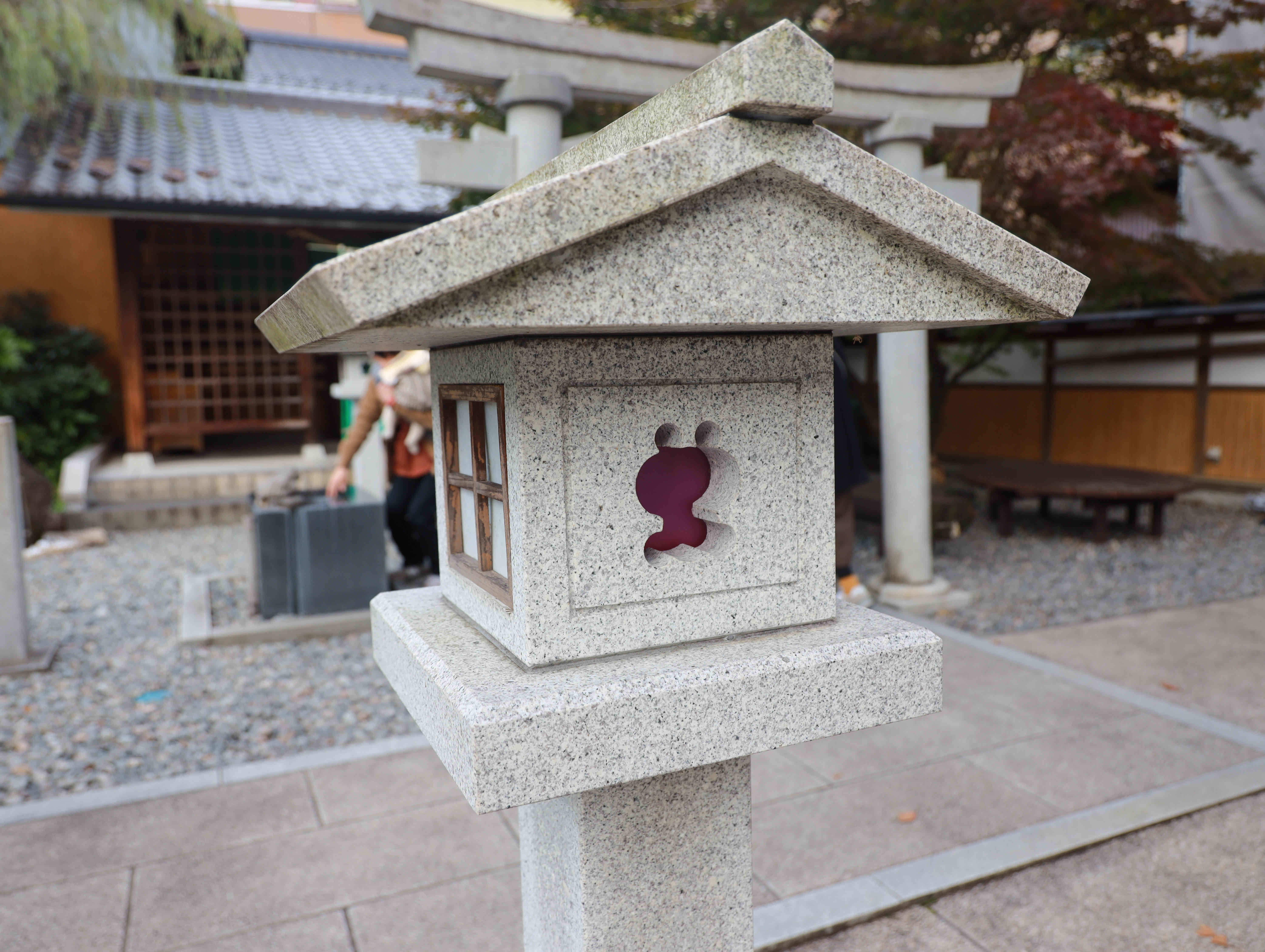 下呂温泉街　灯篭にあるカエルモチーフのサイン