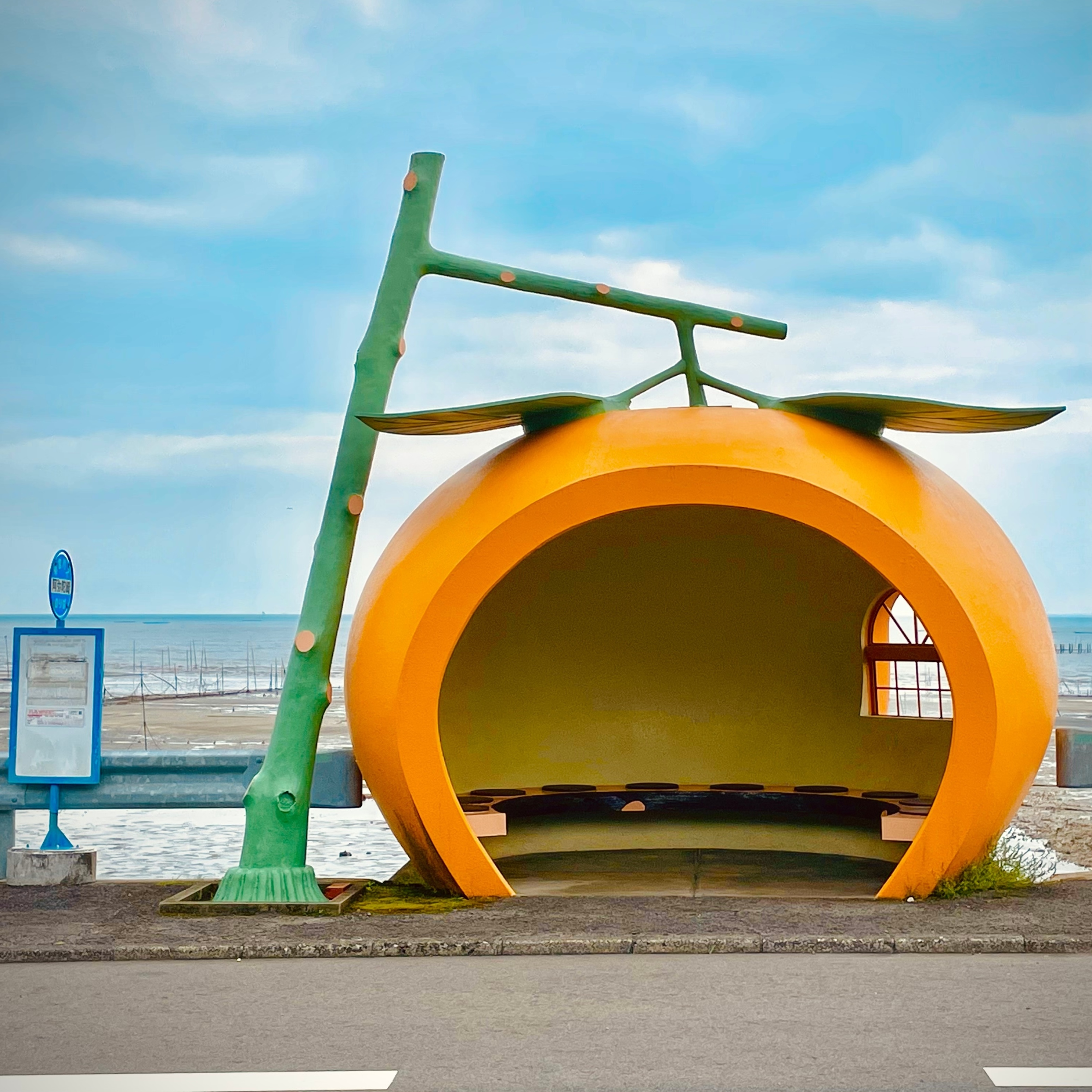 【長崎県諫早市】ときめきが止まらないっ！📸突如出現する可愛いフルーツバス停を見に行ってみて🚌🍊