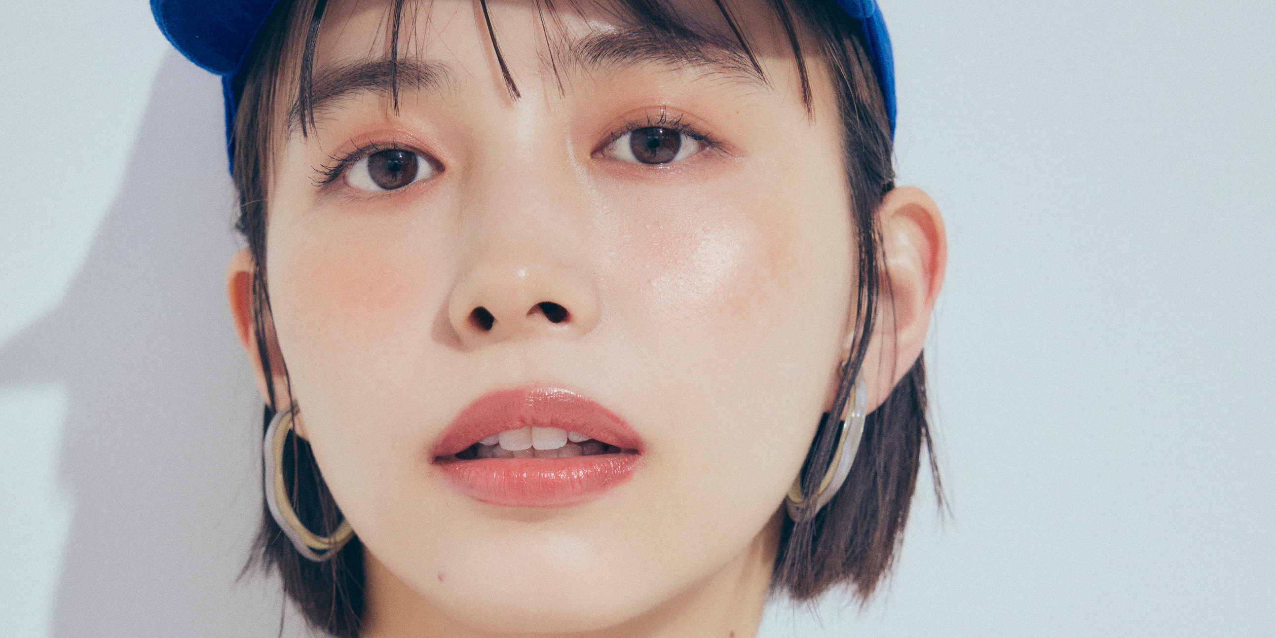 【井桁弘恵】カットソー×スカートの甘めコーデは、カジュアル小物のギャップで新鮮に！