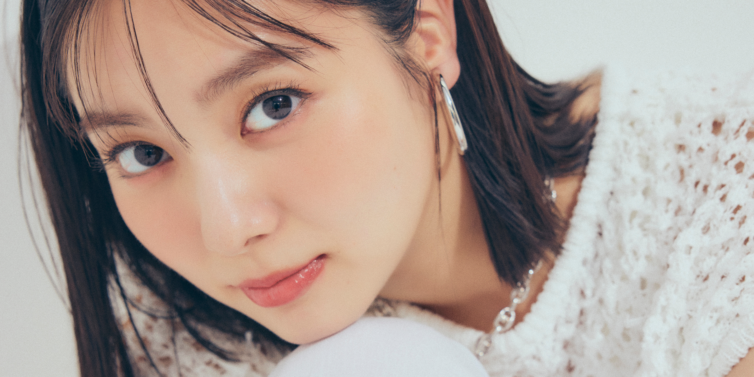 【新川優愛の休日コーデ】パラシュートパンツは甘めにも振れるきれい色が気分