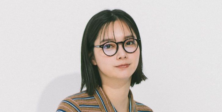 【新川優愛の通勤コーデ】オフィスコーデにトレンドを添える進化系トラッド