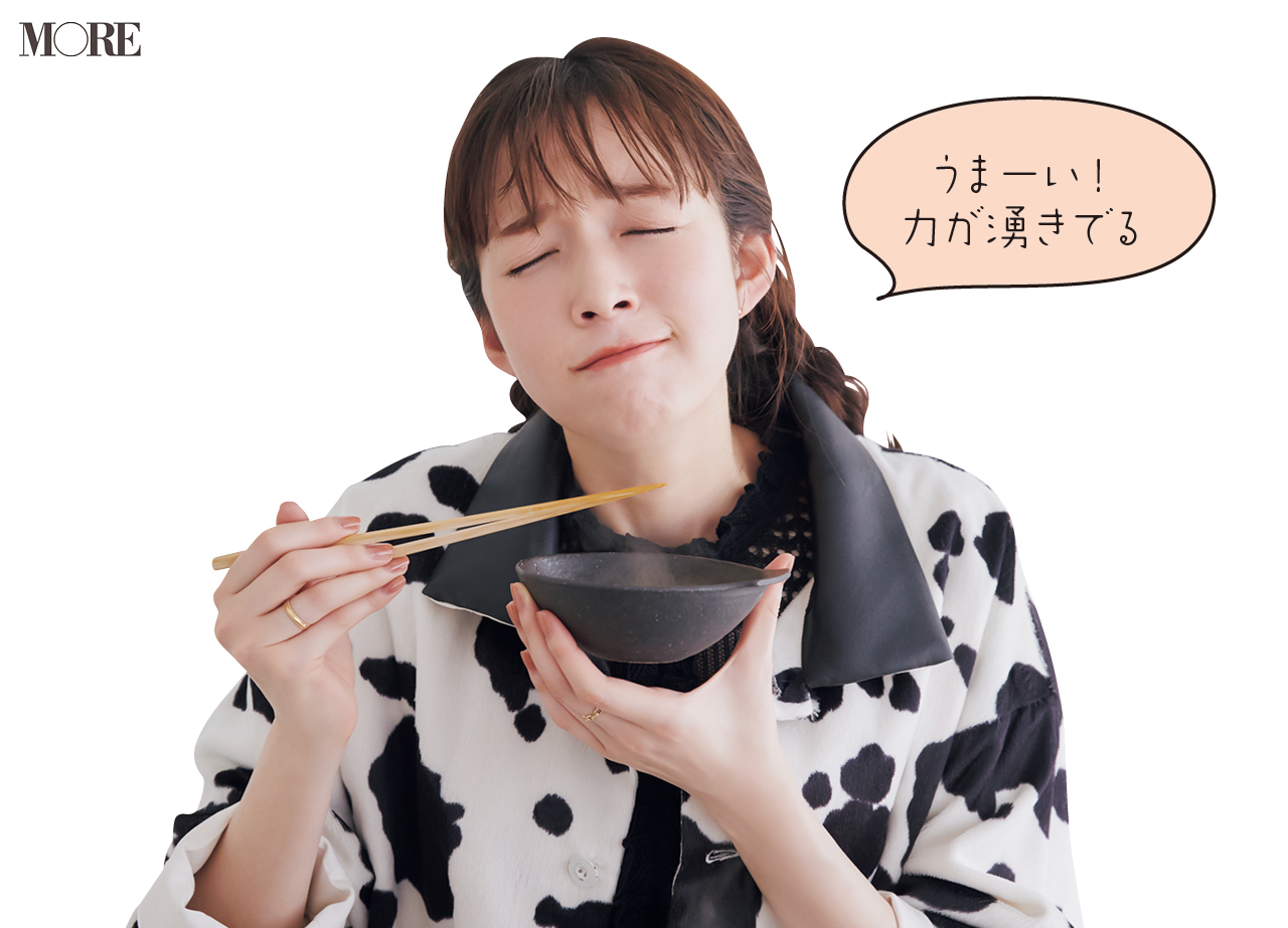 佐藤栞里が北海道のおすすめお取り寄せグルメ「工藤羊肉店」のラムしゃぶを食べている様子