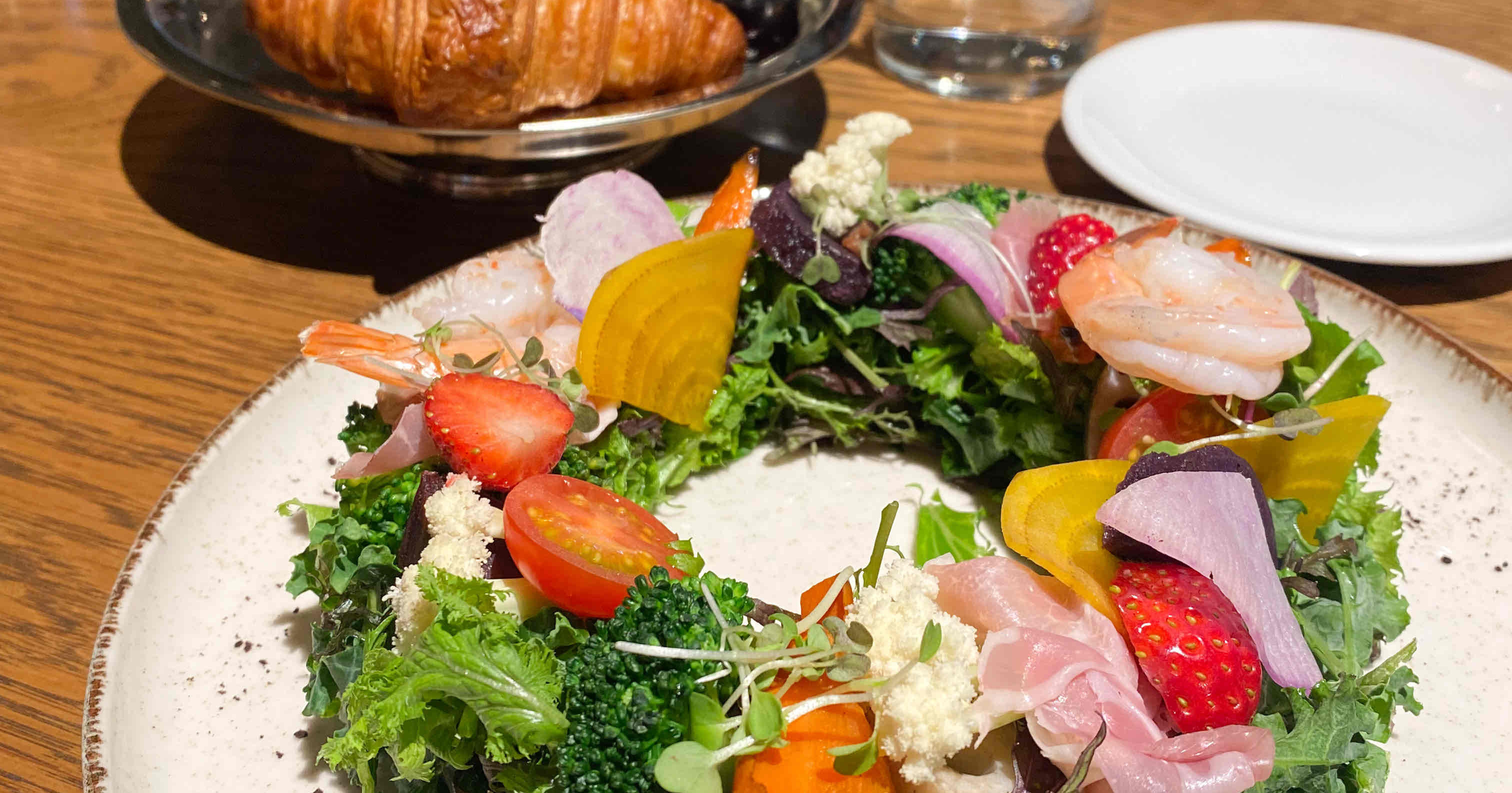 恵比寿】花冠のようなかわいすぎる“リーフサラダ”に“自家製