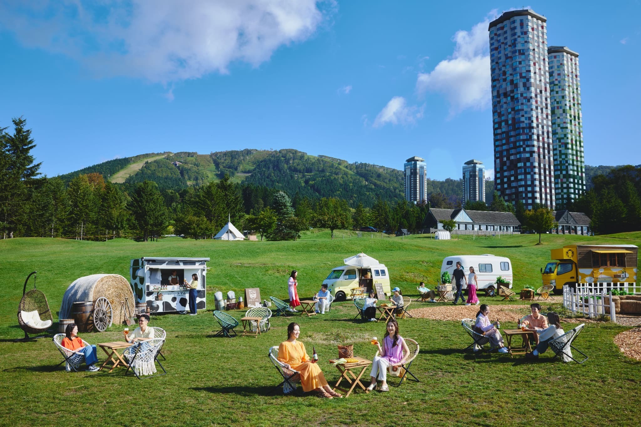 【北海道】北国の夏を“味わう”体験。「ファームビアガーデン」で過ごす、リゾナーレトマムの青空時間