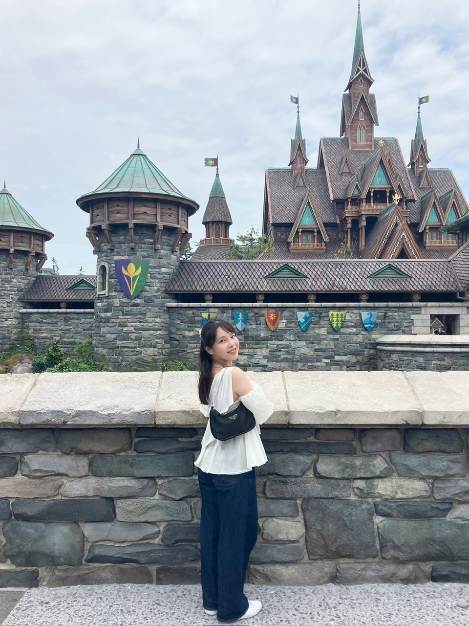 ファンタジースプリングス 　アナと雪の女王エリア前