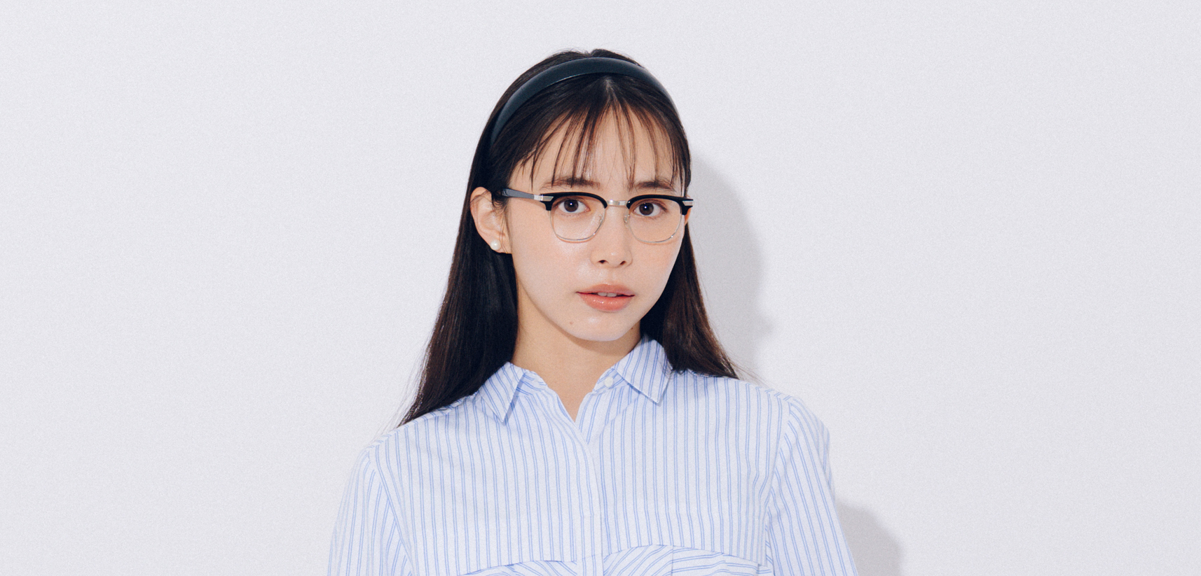 【井桁弘恵の通勤コーデ】清涼感も可愛げも！進化系ストライプシャツが叶えてくれる