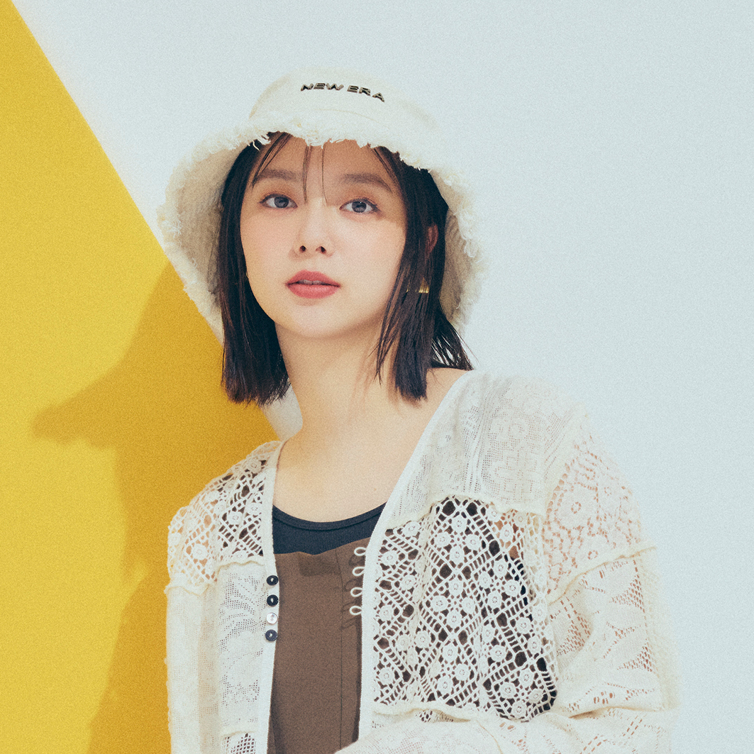 【新川優愛の休日コーデ】レースとサロペットで今の気分にフィットする甘辛ミックス