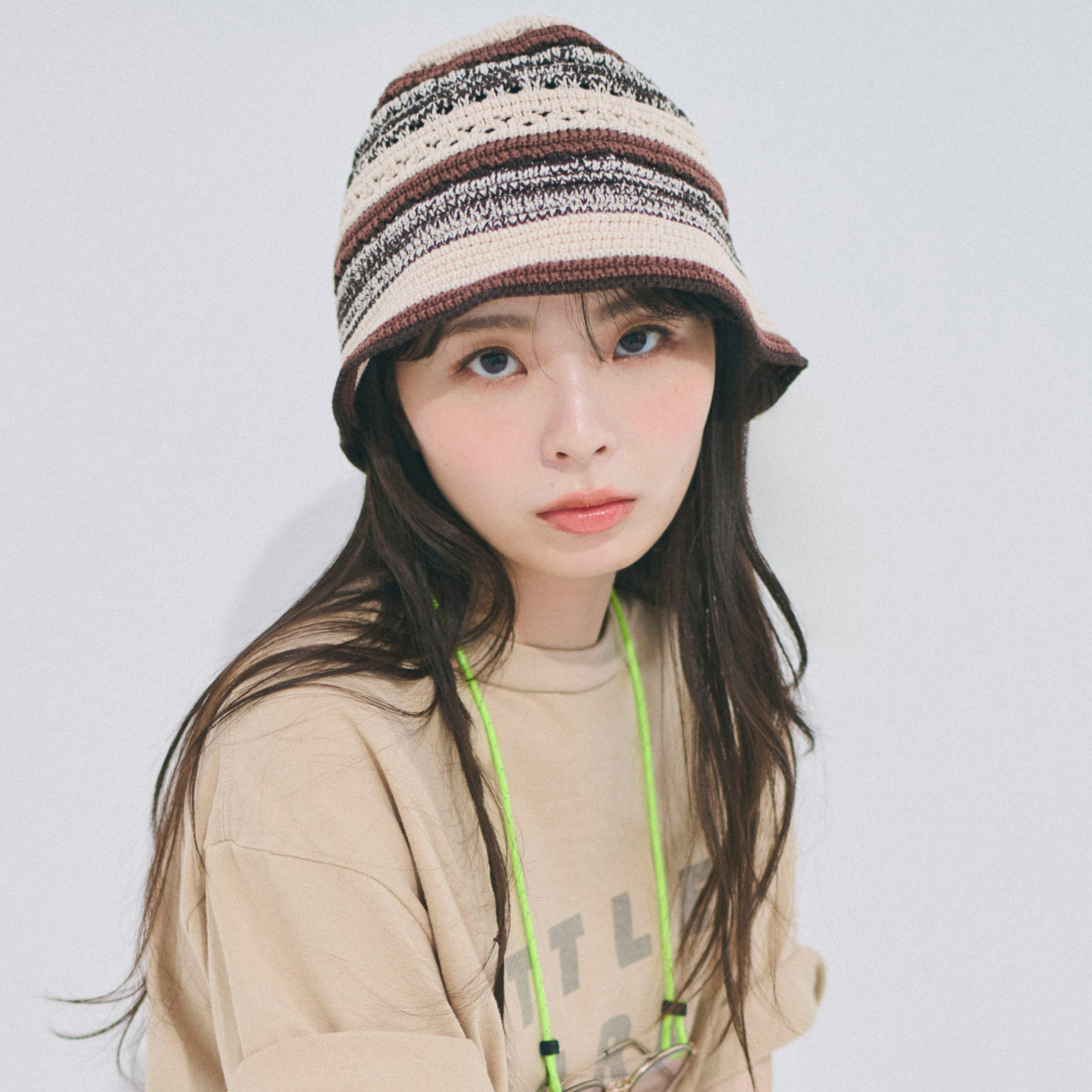 【川口ゆりなの休日コーデ】大人のロゴTコーデにはアクセント小物が欠かせない