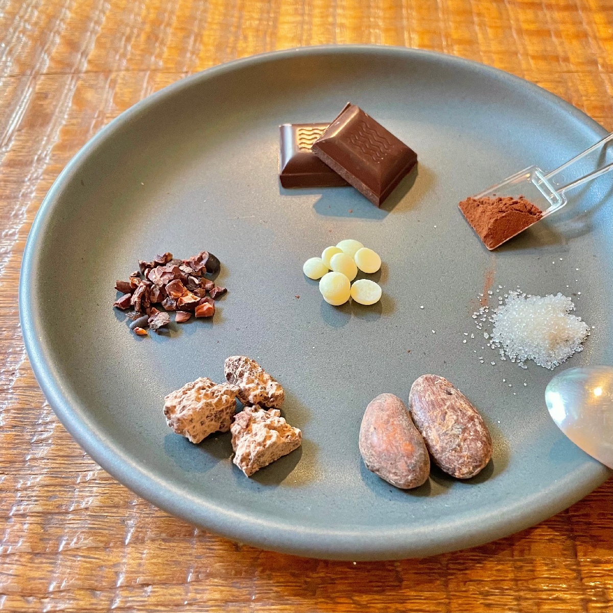 【人気カフェ】《ダンデライオン・チョコレート》で学ぶ、チョコレートの“テイスティング”や“美味しい食べ方”