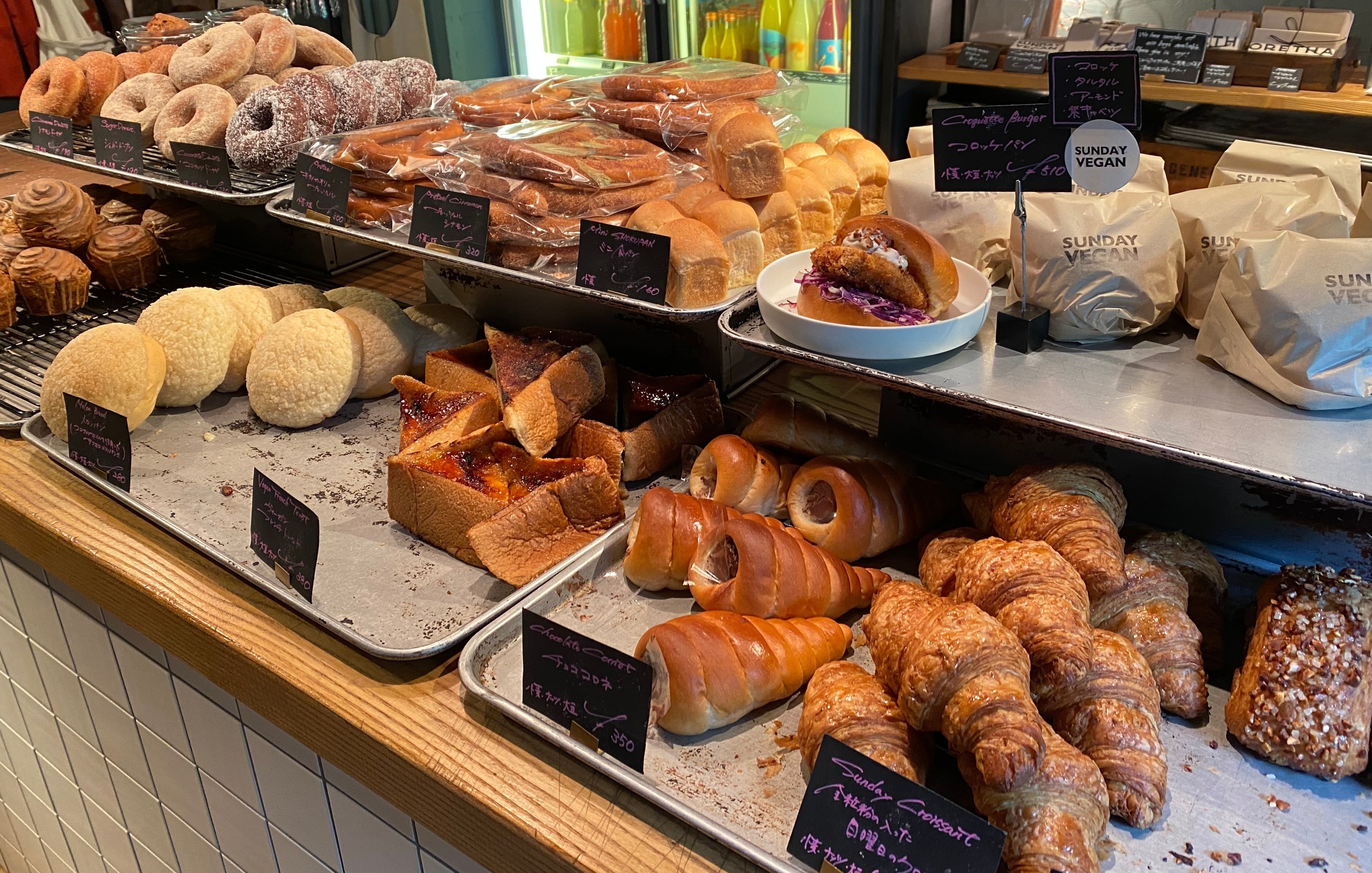 【新宿】日曜日限定オープンのベーカリー？「MORETHAN BAKERY」の“SUNDAY VEGAN”のヴィーガンパンが気になる！