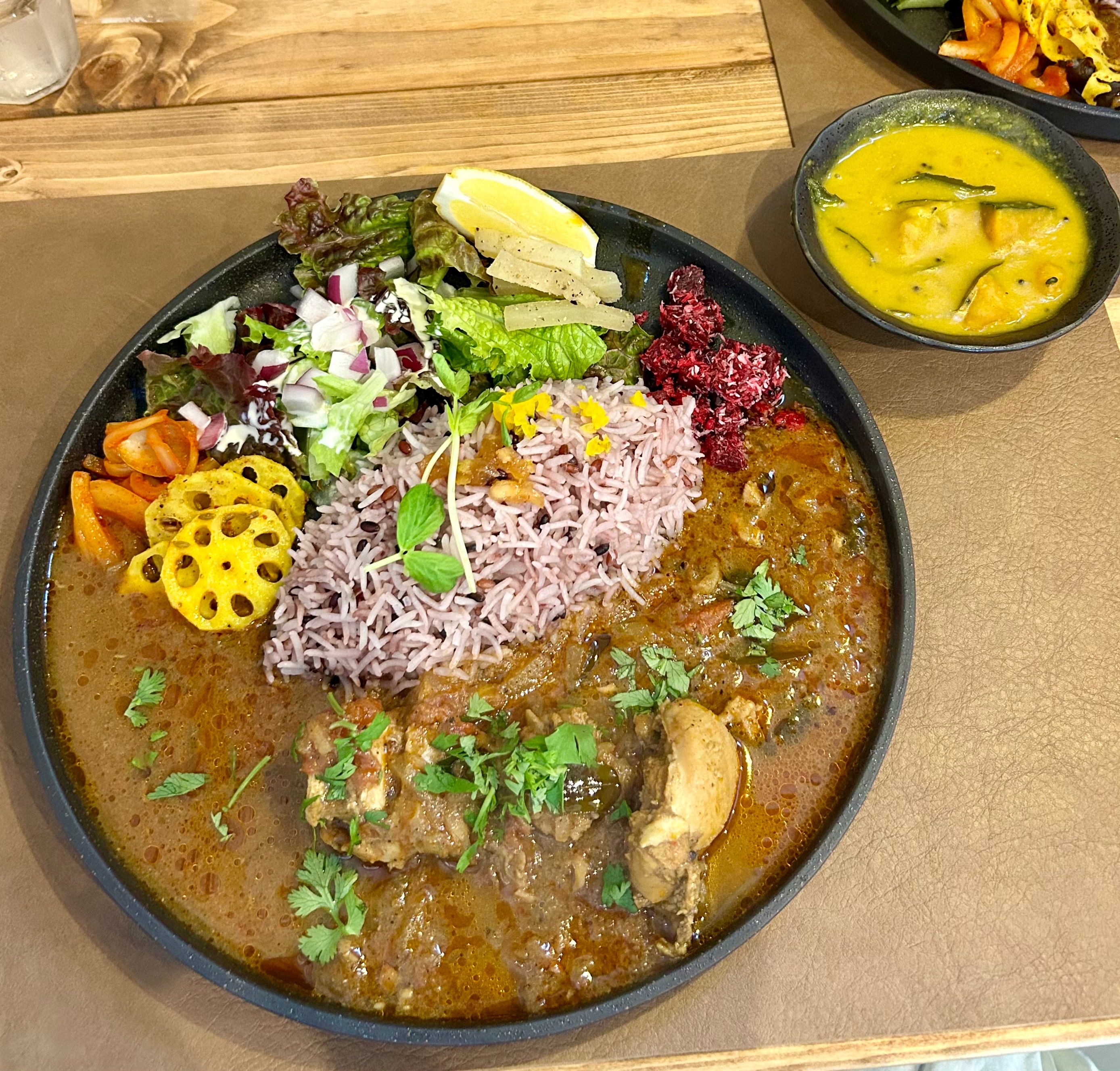 スパイスカリィ FUKUIRO　FUKUIROプレート/アーンドラチキンカリィ×南瓜のクートゥ