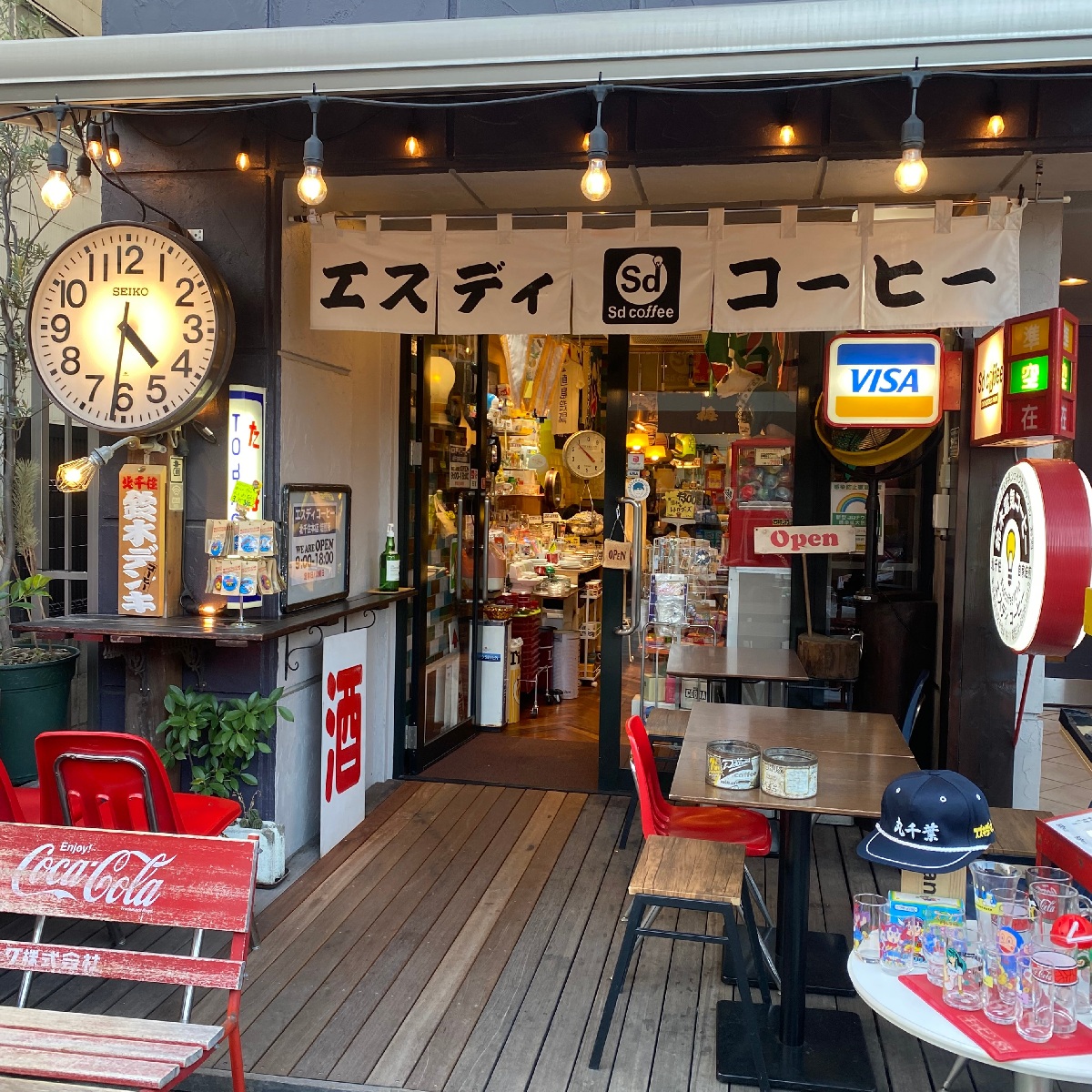 【東京】外観アメリカン、店内はレトロなガラクタ屋・・！ちょっと変わった北千住のカフェ
