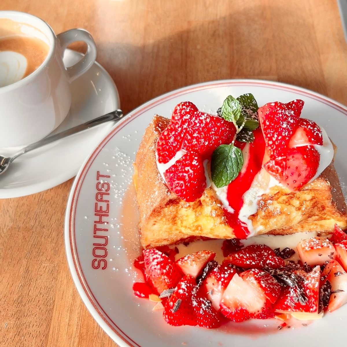 【神戸カフェ】甘酸っぱい苺をたっぷり堪能できる！溢れる苺のフレンチトーストをご紹介🍓