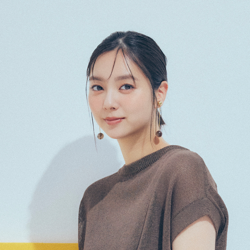 【新川優愛の通勤コーデ】“両A面仕様”なプルオーバーがあれば360度美人見え♡