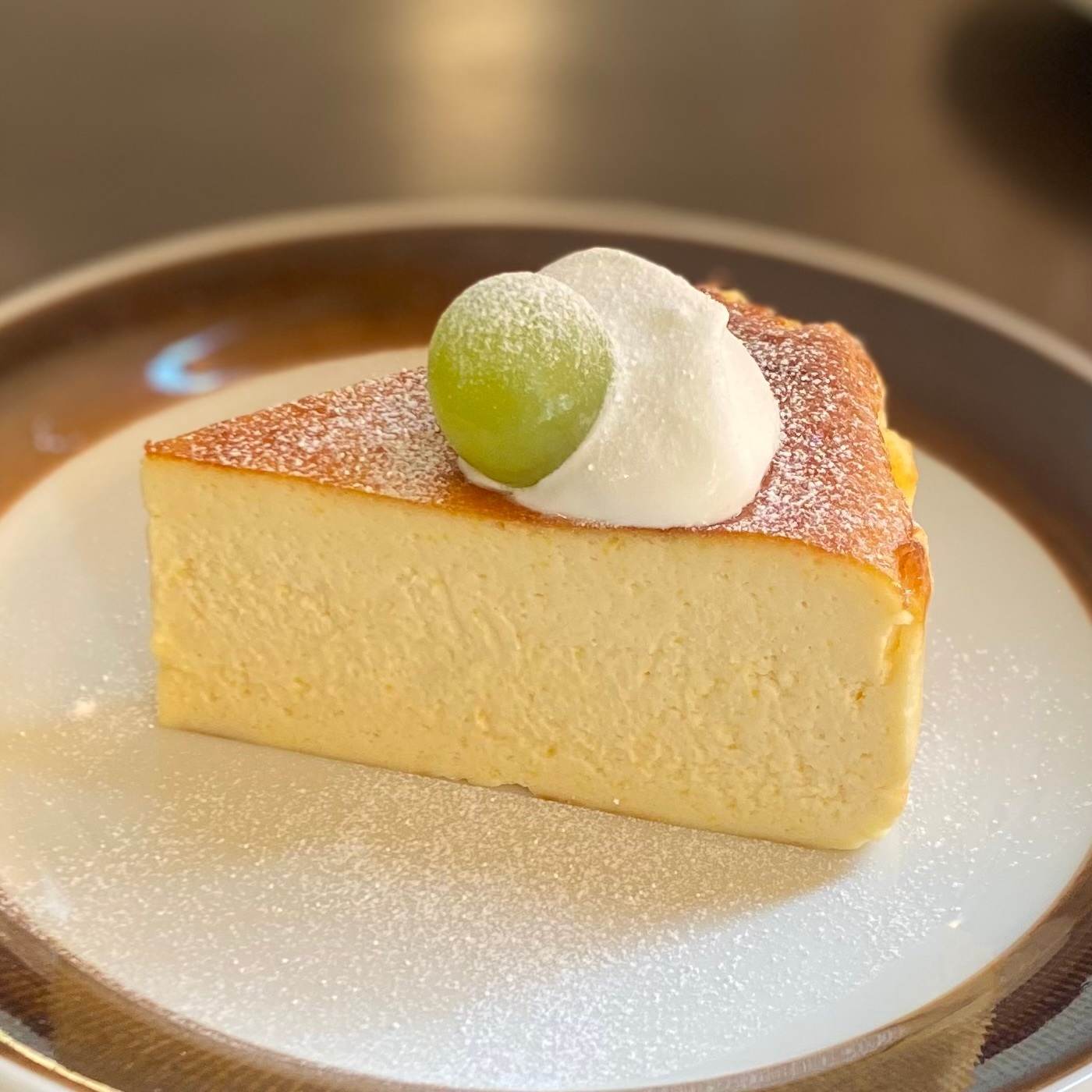 クリックでトリミング CONTAINER Cafe&Bar マスカットがのったバスクチーズケーキ